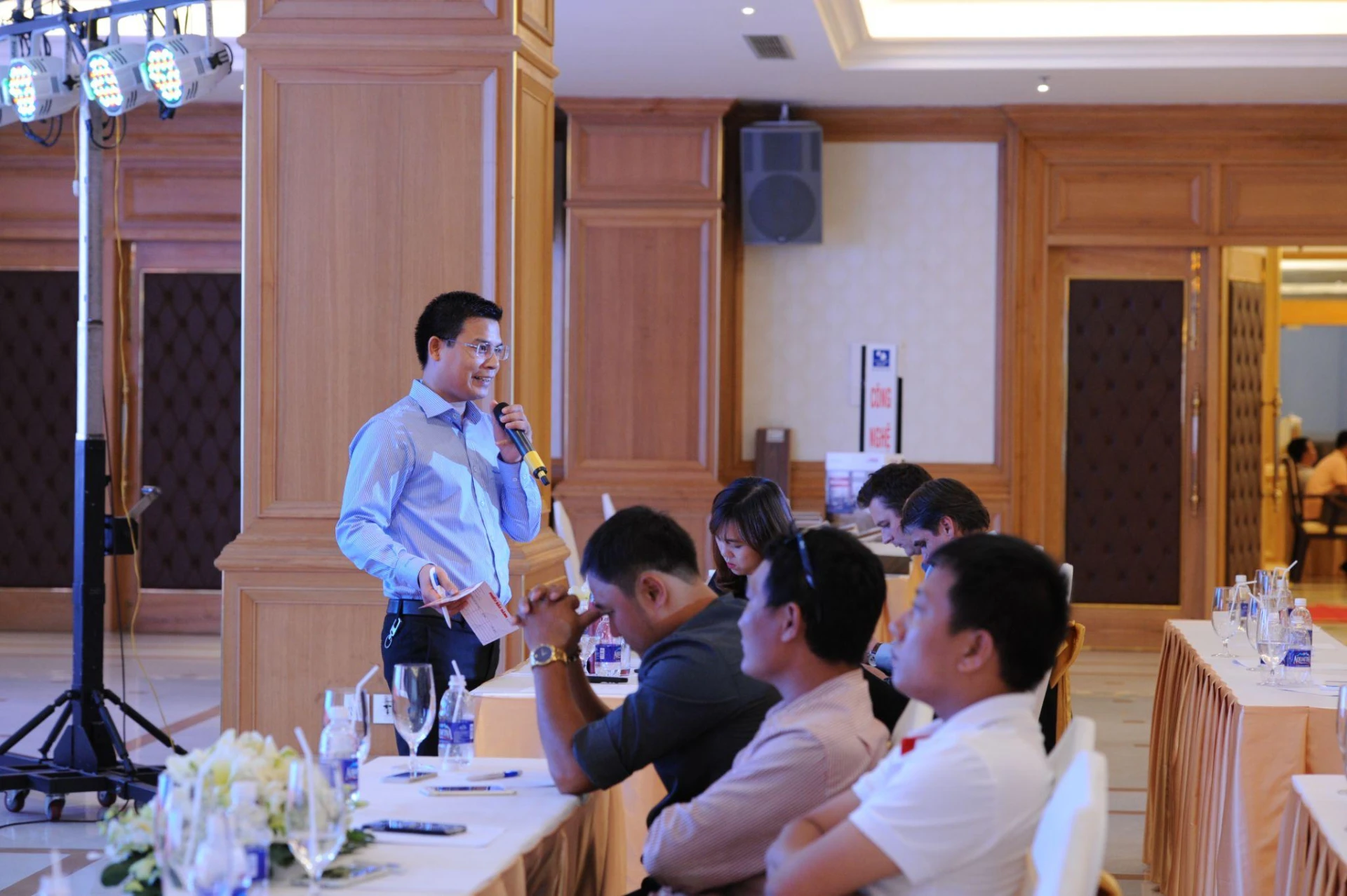 Ông Trần Quang Hội trong buổi tọa đàm về trần nhôm sơn lăn hiện đại.