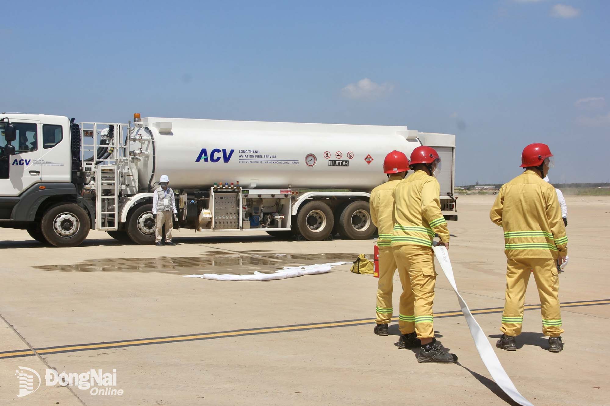 Relevant units conduct a drill simulating a fuel leak during aircraft refueling at Long Thanh Airport. Photo: Pham Tung

