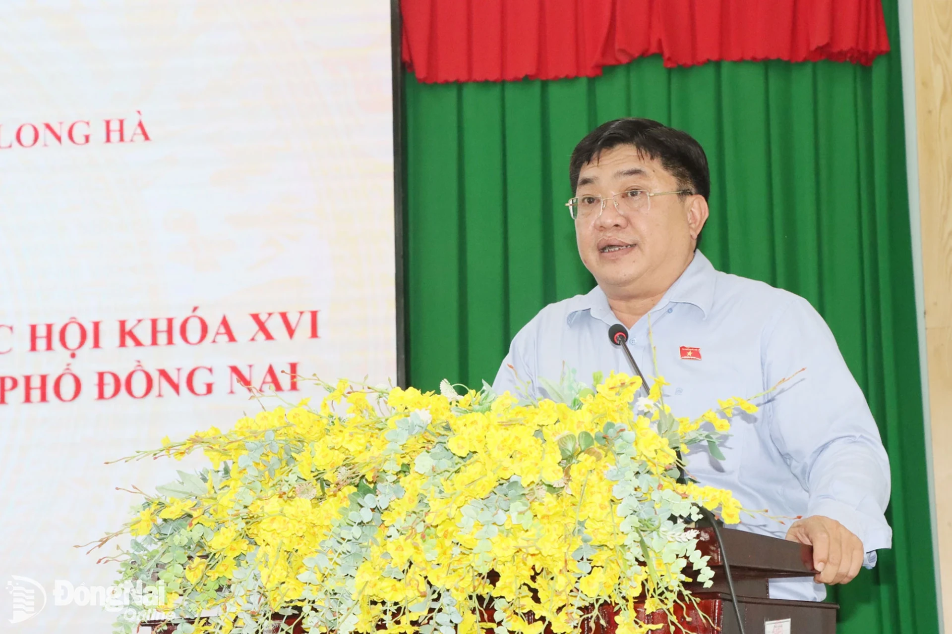 Đại biểu Quốc hội Phạm Văn Trinh thông tin đến cử tri về dự kiến nội dung, chương trình Kỳ họp thứ 2, Quốc hội khóa XVI. Ảnh: Quang Minh