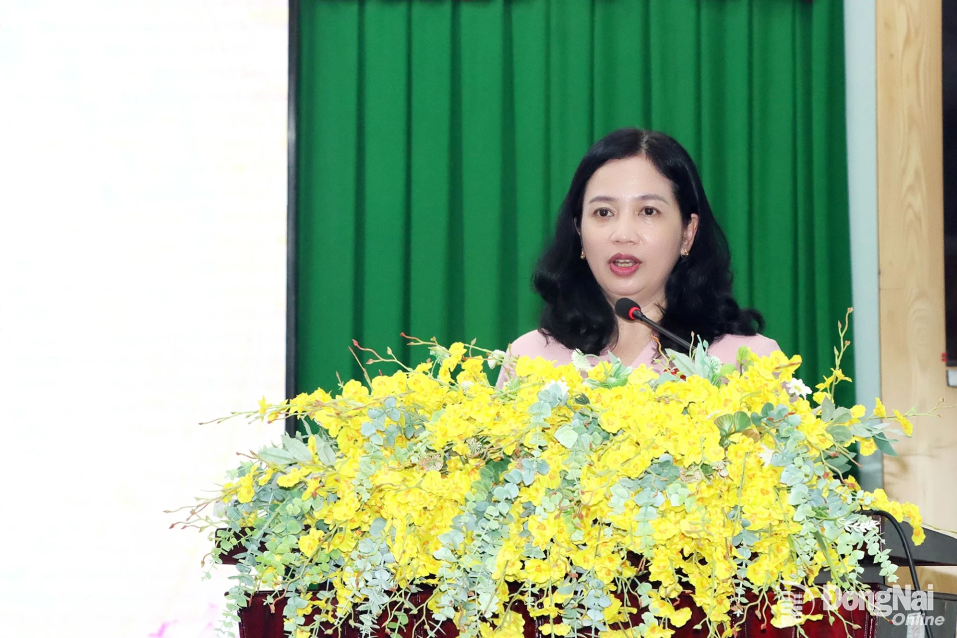 Thành ủy viên, Phó Trưởng đoàn chuyên trách Đoàn Đại biểu Quốc hội thành phố Điểu Huỳnh Sang phát biểu tại buổi tiếp xúc cử tri. Ảnh: Quang Minh