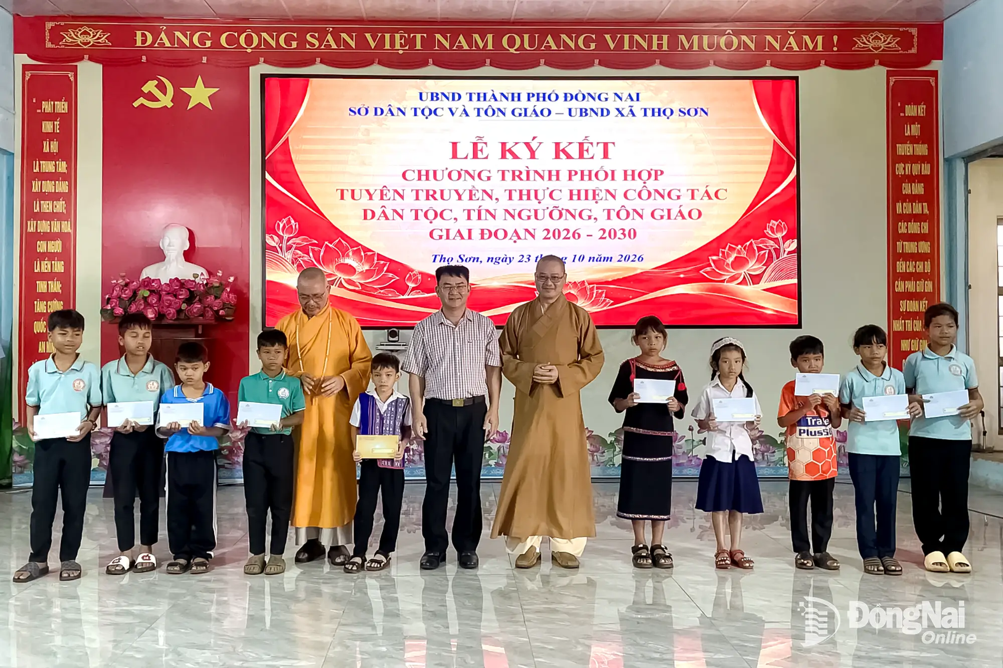 Ban tổ chức cùng các đơn vị đồng hành tặng quà cho học sinh nghèo, các hộ dân tộc thiểu số có hoàn cảnh khó khăn của xã Thọ Sơn. Ảnh: Phạm Quang