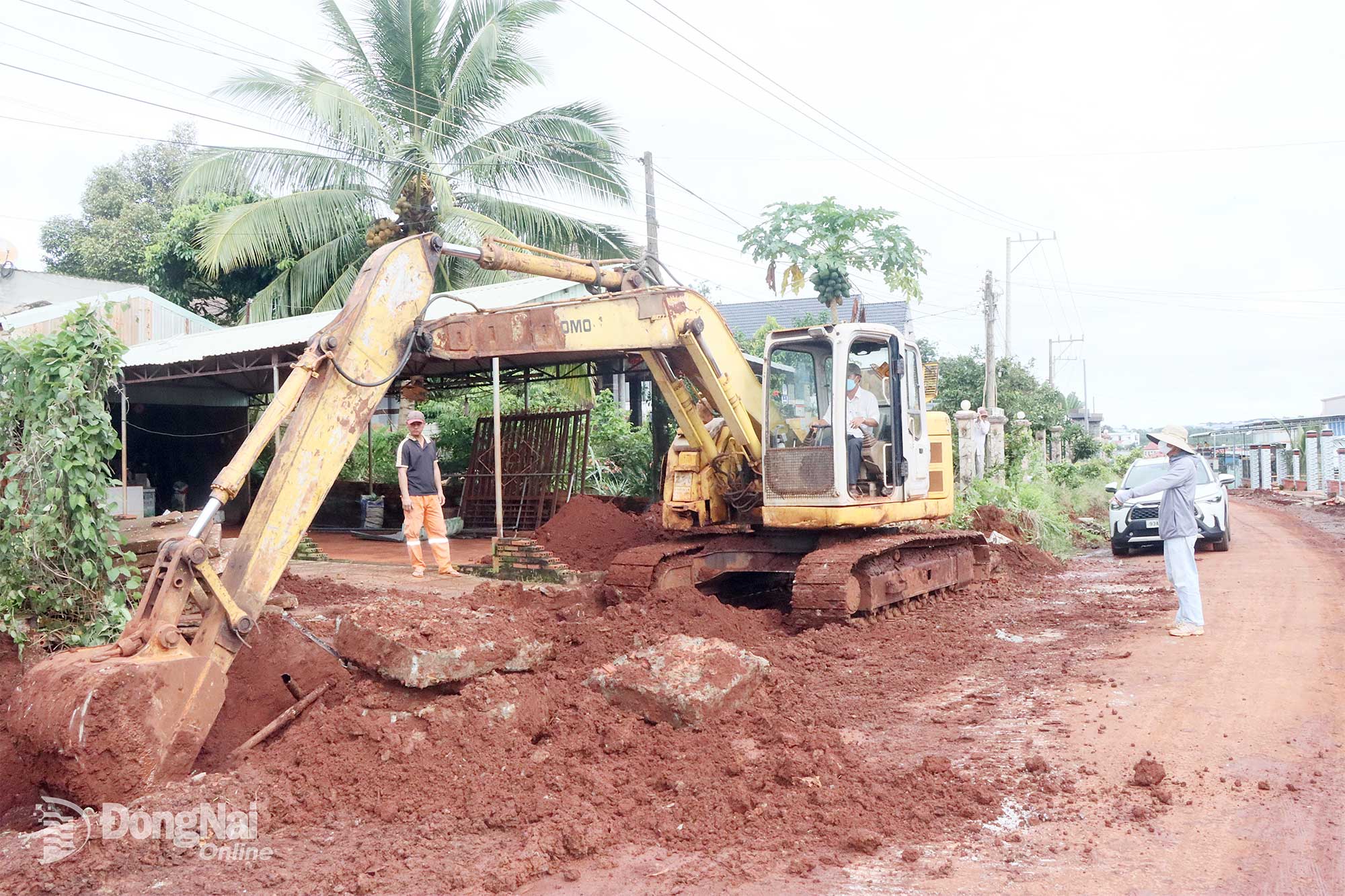 Dự án Nâng cấp, mở rộng đường liên thôn Phước Thịnh - Bình Hiếu (xã Bình Tân) đang được nhà thầu đẩy nhanh tiến độ.