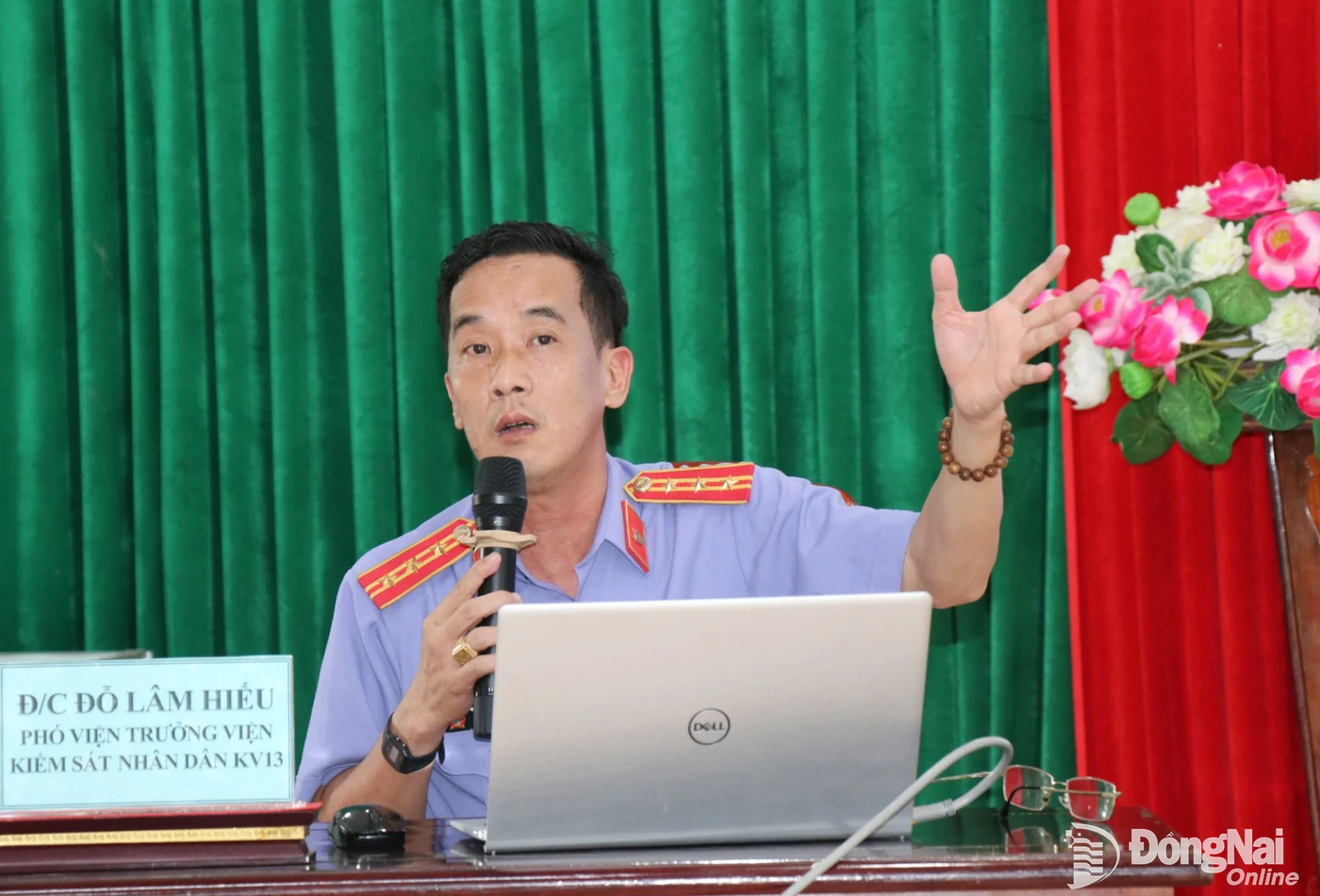 Đại diện Viện Kiểm sát nhân dân Khu vực 13 - thành phố Đồng Nai phổ biến những quy định pháp luật tại hội nghị. Ảnh: Trương Hiện
