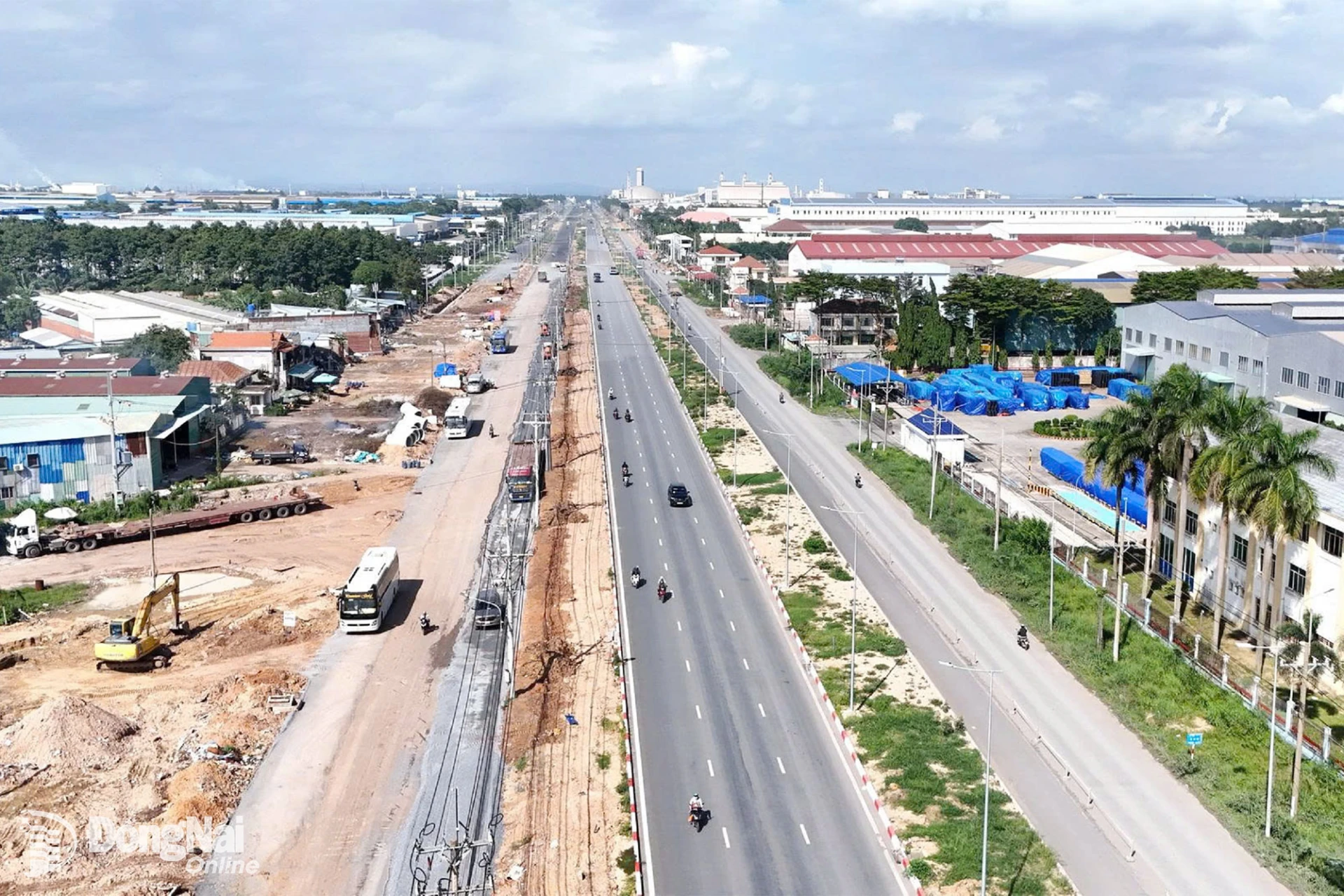 Construction is underway on the project to upgrade and widen Road 25B, which connects National Highway 51 with industrial parks in Nhon Trach Ward. Photo: Cong Nghia

