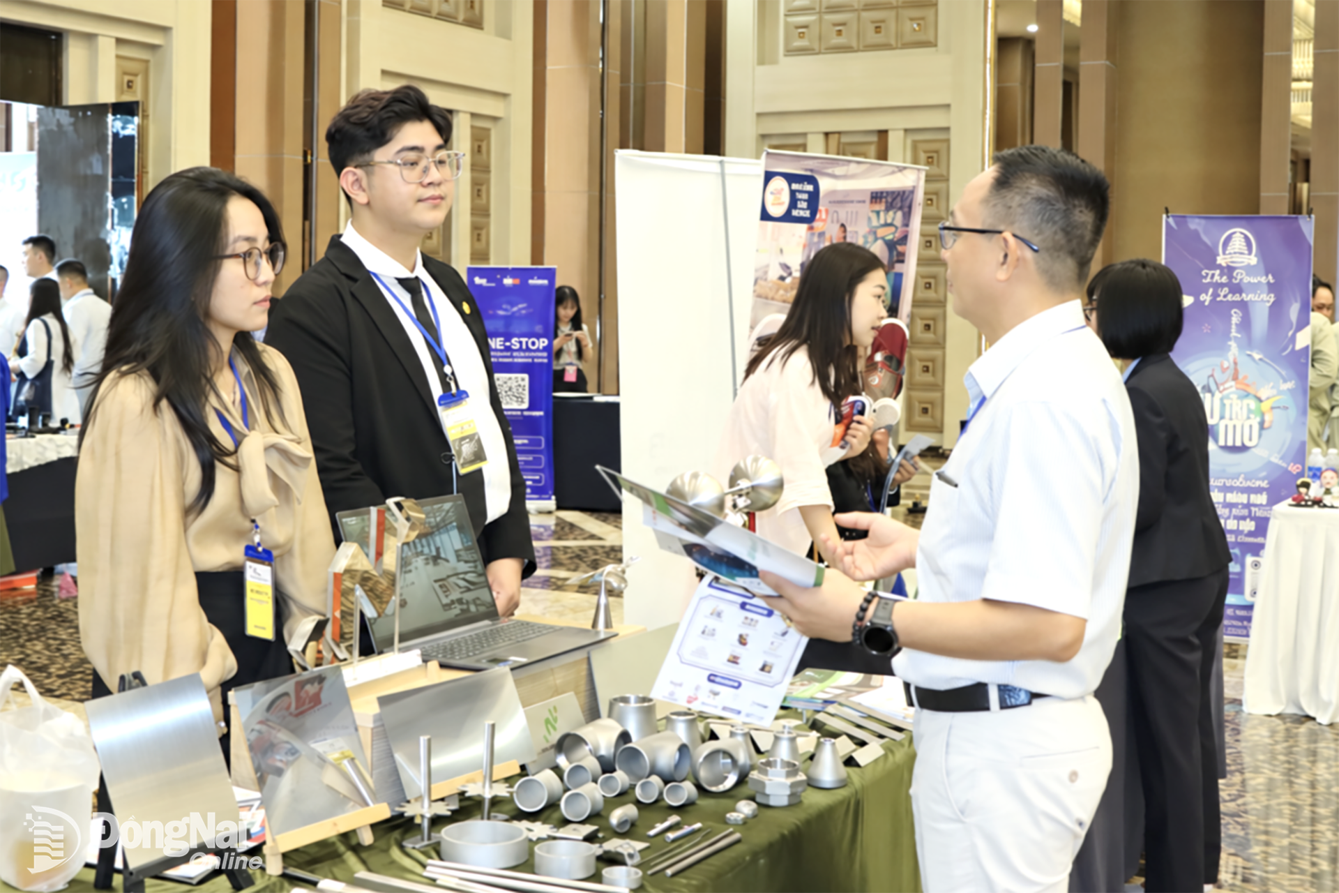 Đại diện Công ty TNHH Sản xuất và thương mại Diệp Nam Phương (Khu công nghiệp Lộc An - Bình Sơn) giới thiệu sản phẩm tại Hội nghị kết nối giao thương Việt Nam - Nhật Bản năm 2025 ở Đồng Nai.

