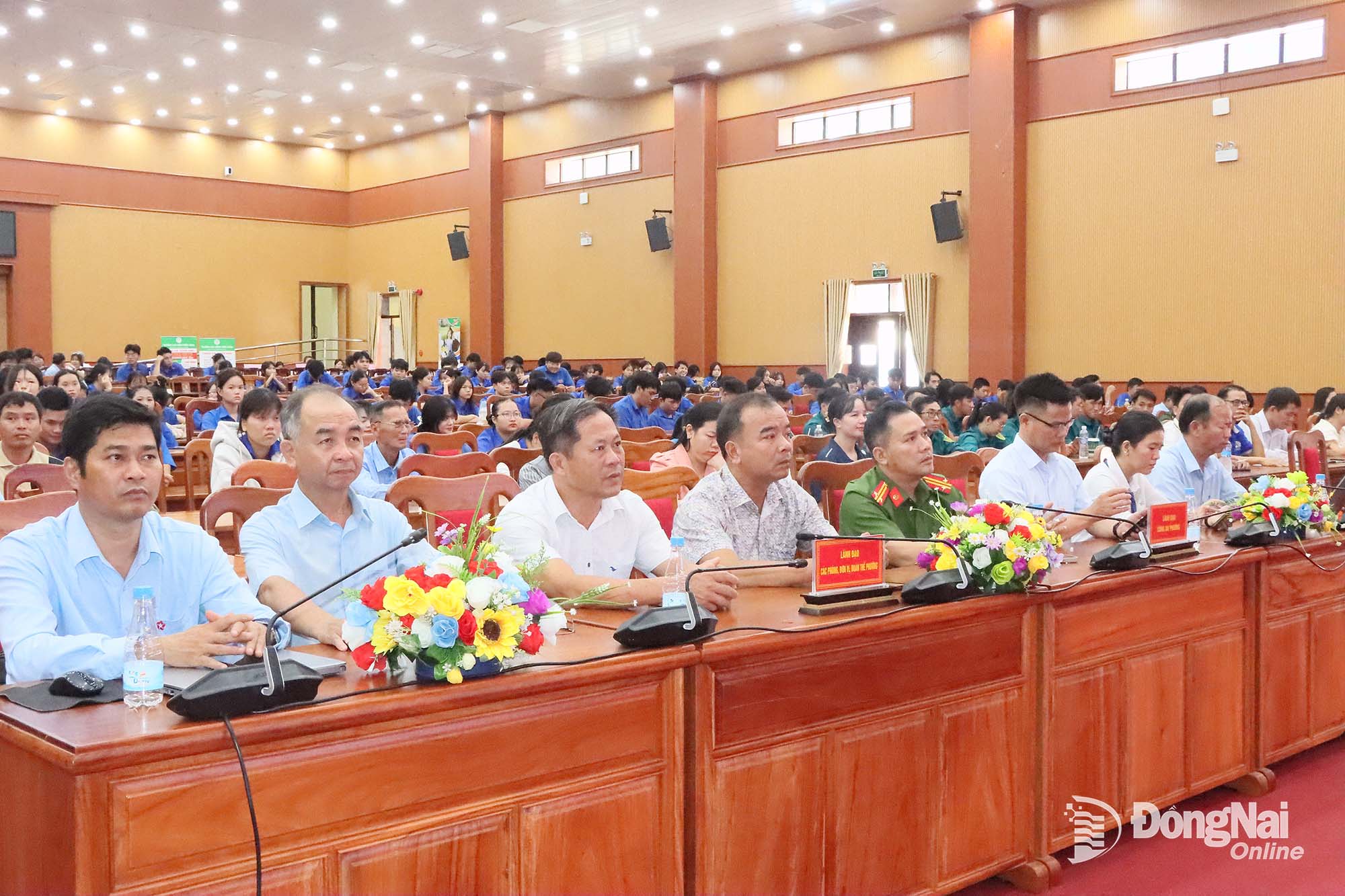 Các đại biểu tham dự phiên giao dịch việc làm. Ảnh: Quang Minh