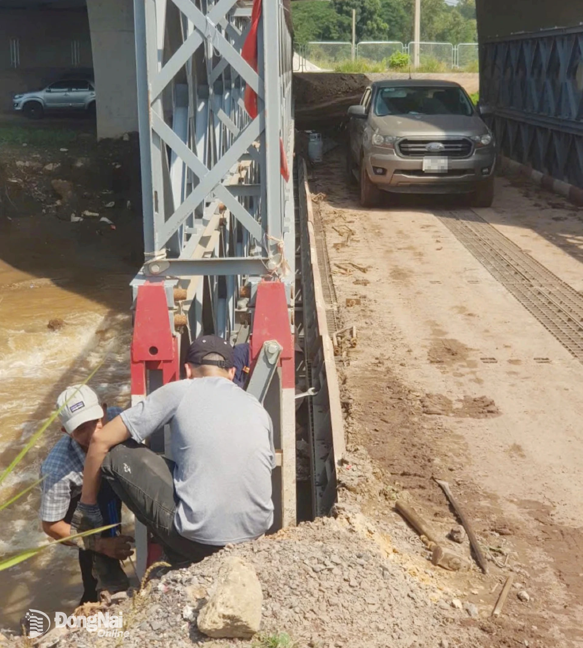 Thi công tháo dỡ cầu tạm bắc qua sông Buông trên địa bàn phường Phước Tân. Ảnh: CTV
