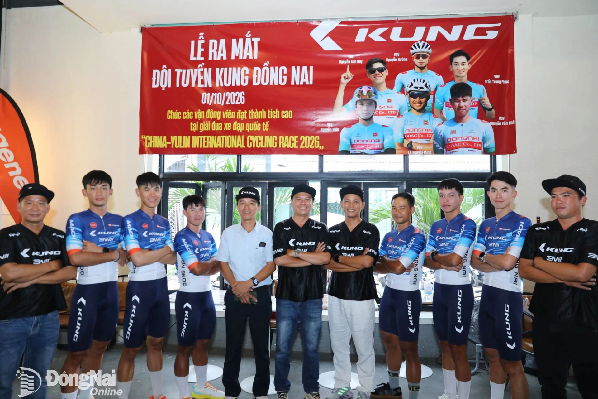 Đại diện Trung tâm Huấn luyện và Thi đấu thể thao thành phố Đồng Nai, nhà tài trợ và các thành viên Đội tuyển xe đạp thành phố Đồng Nai tại lễ ra mắt. Ảnh: Huy Anh
