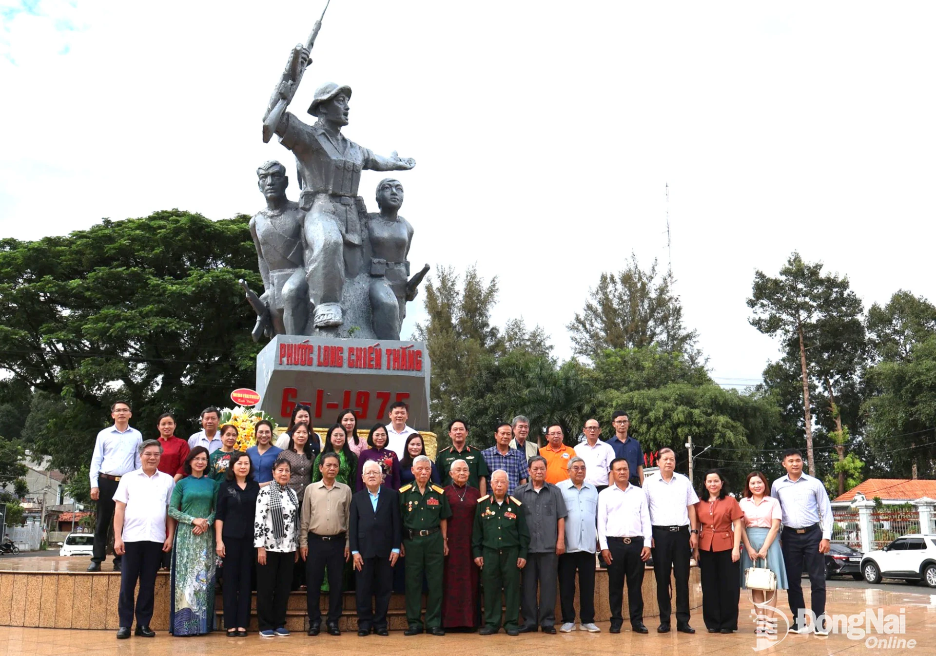 Đoàn đại biểu dâng hoa và chụp ảnh lưu niệm tại Tượng đài Phước Long chiến thắng. Ảnh: Nguyệt Hà
