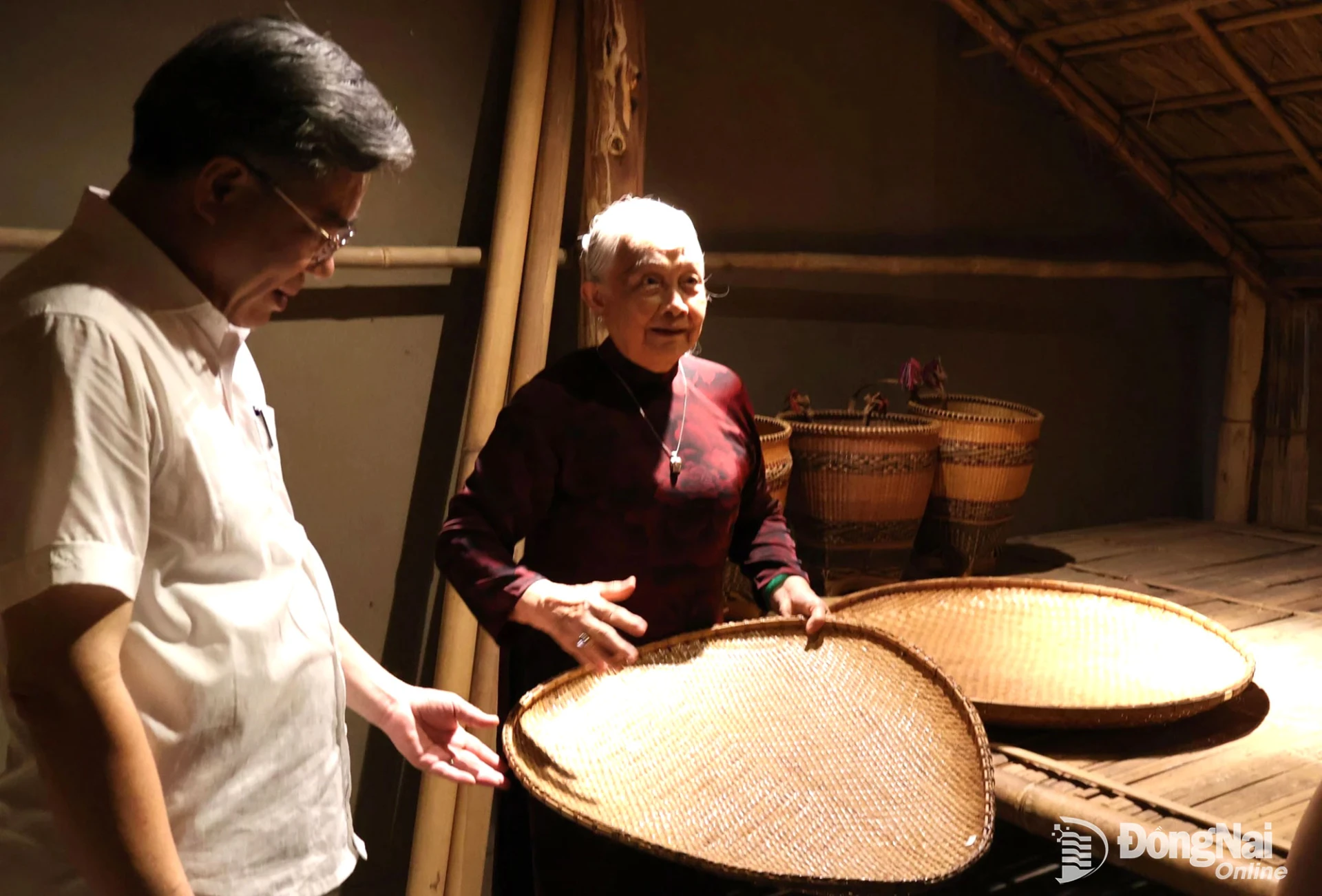 Lãnh đạo Bộ Văn hoá - Thể thao và Du lịch và lãnh đạo, nguyên lãnh đạo thành phố Đồng Nai tham quan Bảo tàng Chiến thắng Phước Long. Ảnh: Nguyệt Hà
