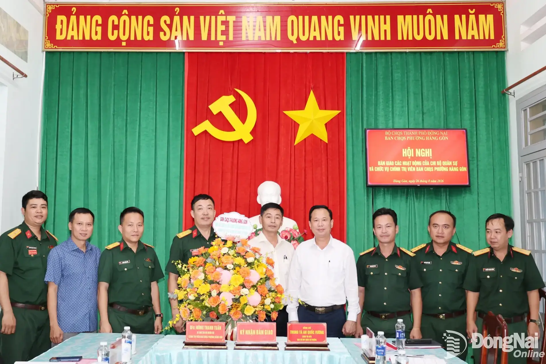 Bàn giao Chính trị viên Ban Chỉ huy Quân sự phường Hàng Gòn và xã Phước An