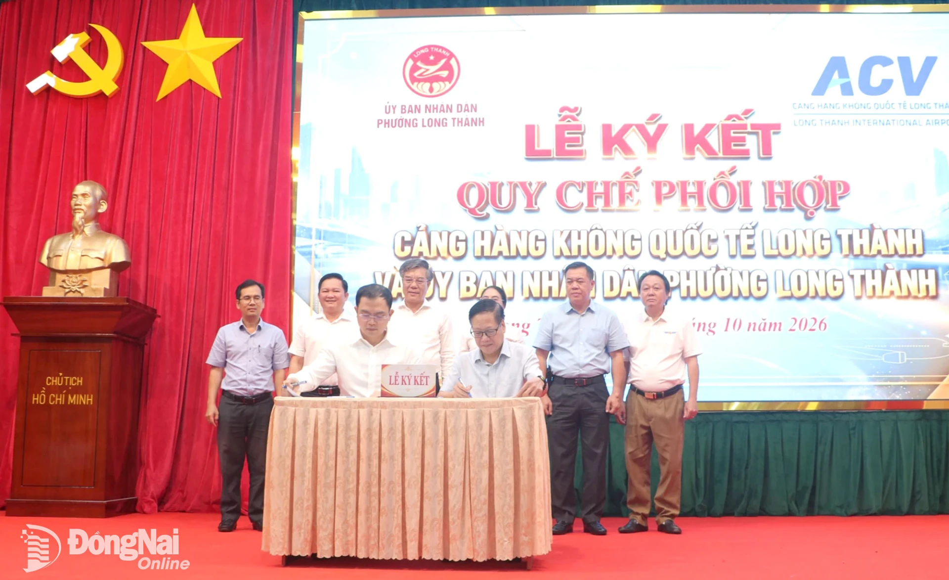Duong Minh Dung, Member of the Dong Nai CPC’s Standing Committee, Head of its Information and Education Commission, and other delegates witness the signing of the coordination regulations between the Long Thanh Ward People’s Committee and Long Thanh International Airport. Photo: Pham Tung

