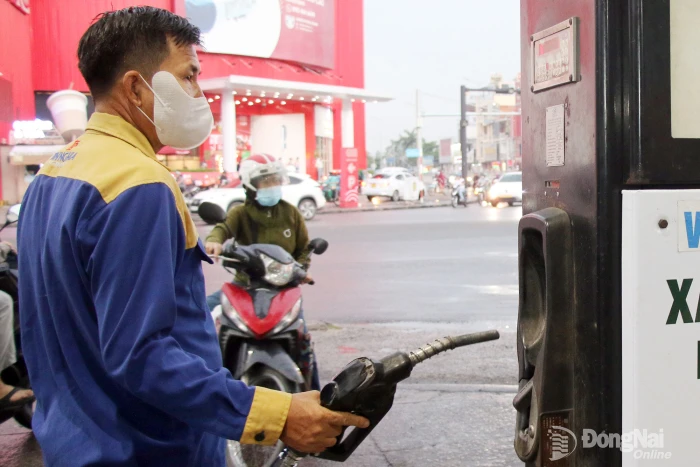 Giá xăng tiếp tục giảm, giá dầu tăng