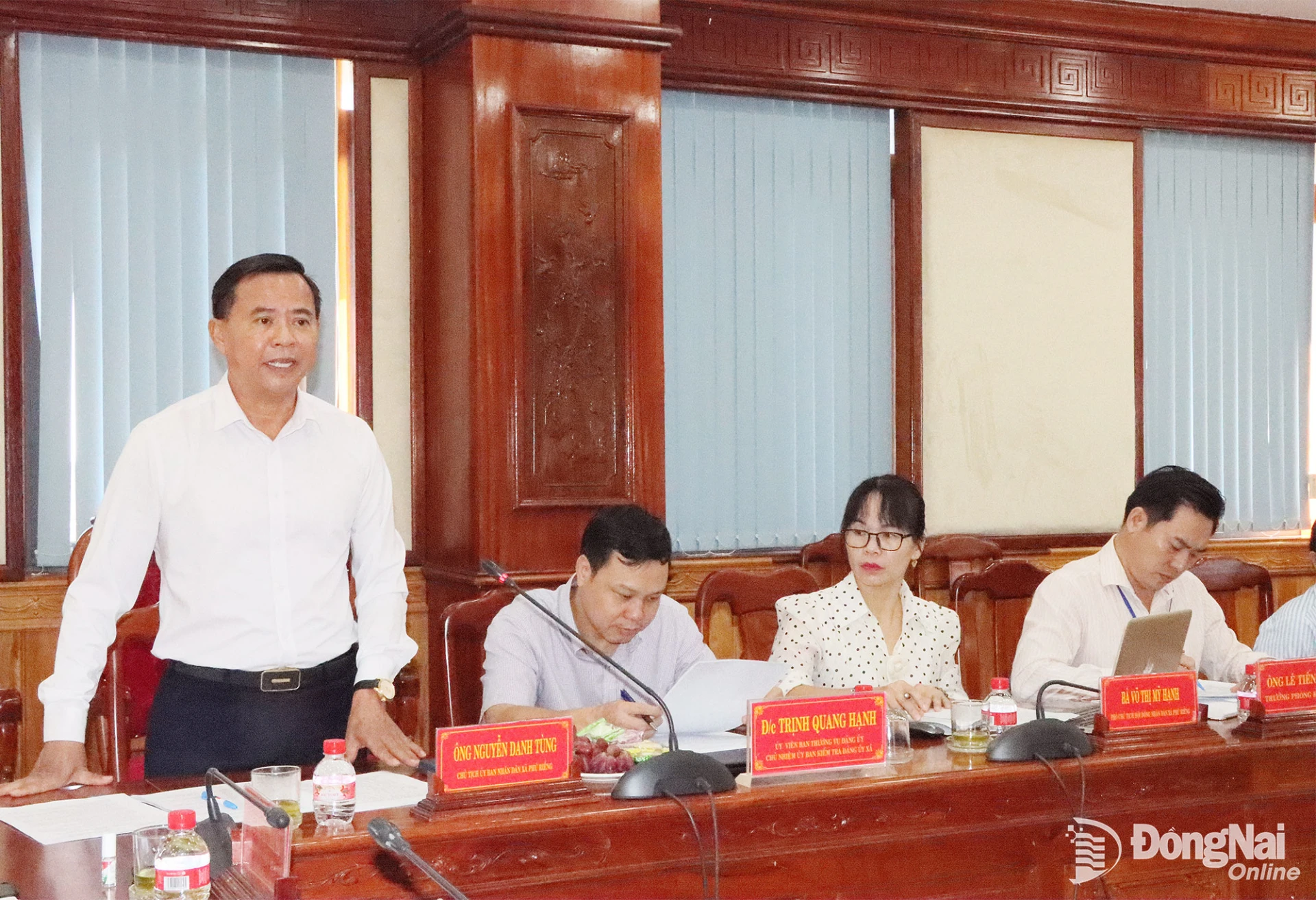 Đại diện UBND xã Phú Riềng báo cáo tại buổi giám sát. Ảnh: Quang Minh
