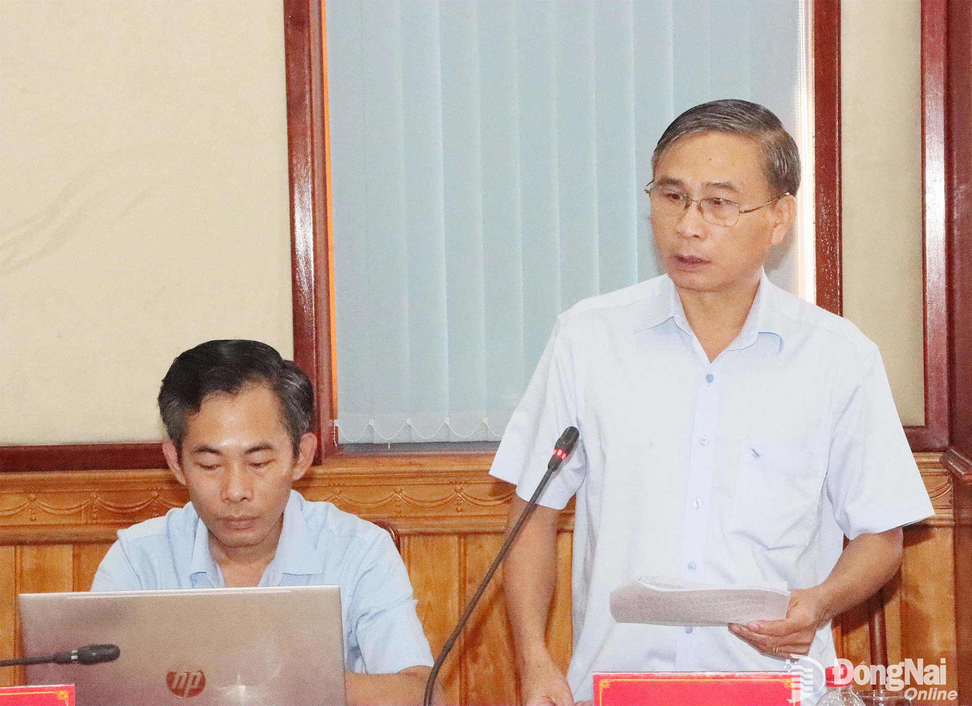 Đại diện UBND xã Hưng Phước báo cáo tại buổi giám sát. Ảnh: Quang Minh