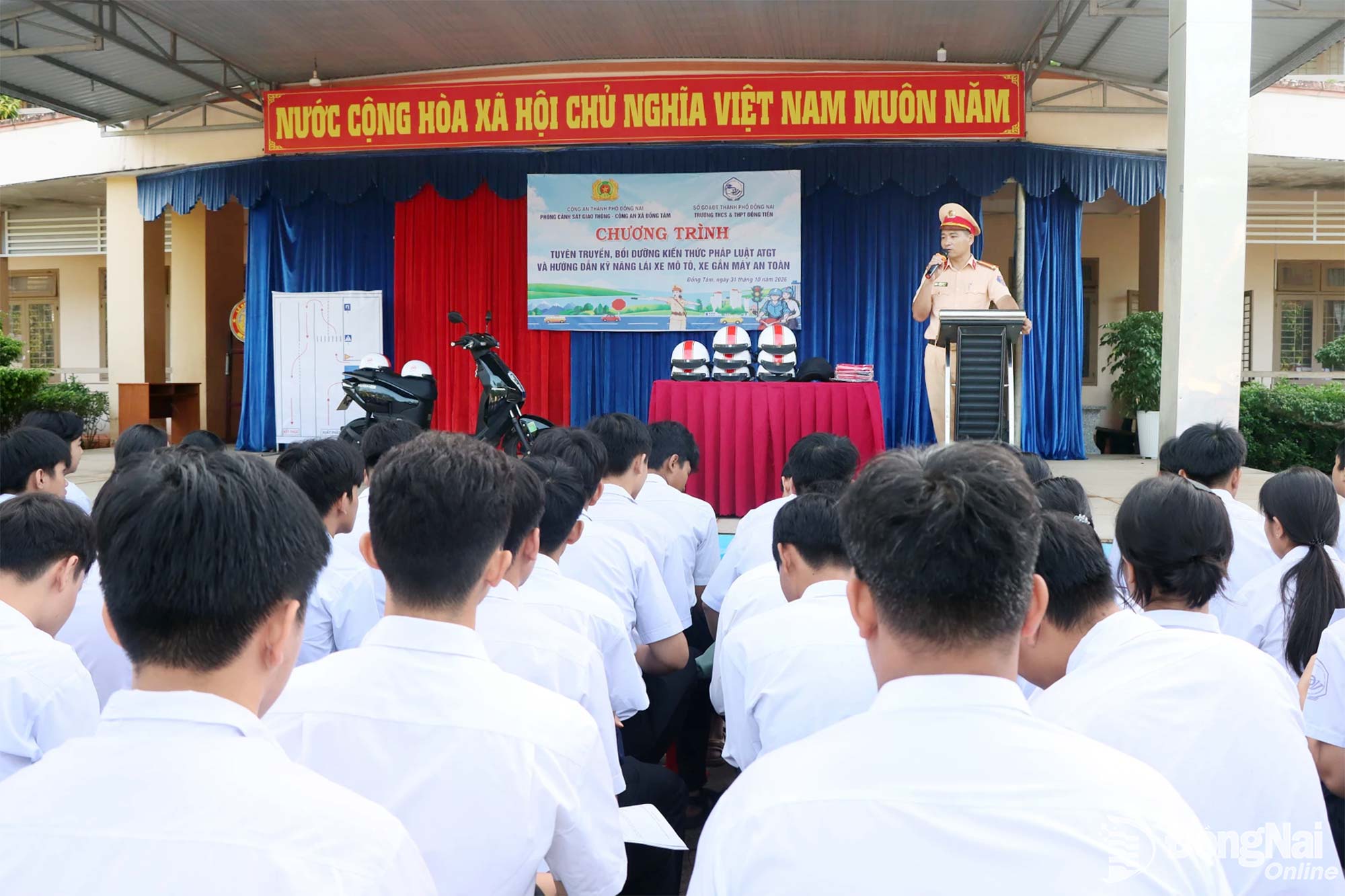 400 học sinh Trường THCS và THPT Đồng Tiến được tuyên truyền kiến thức an toàn giao thông. Ảnh: Quang Minh