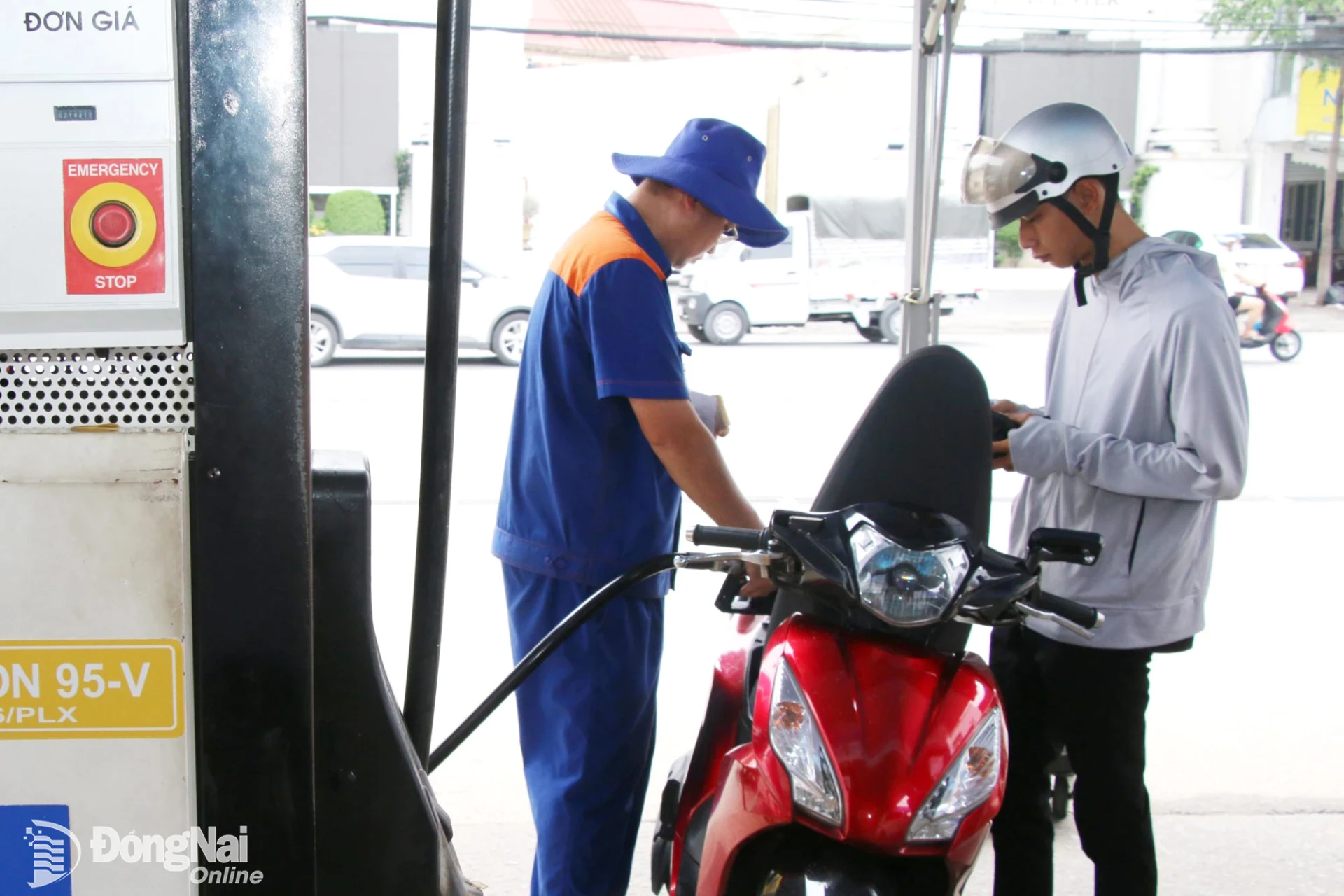 Giá các loại xăng tăng trở lại trong kỳ điều chỉnh giá bán lẻ chiều 29-10. Ảnh: Hải Quân