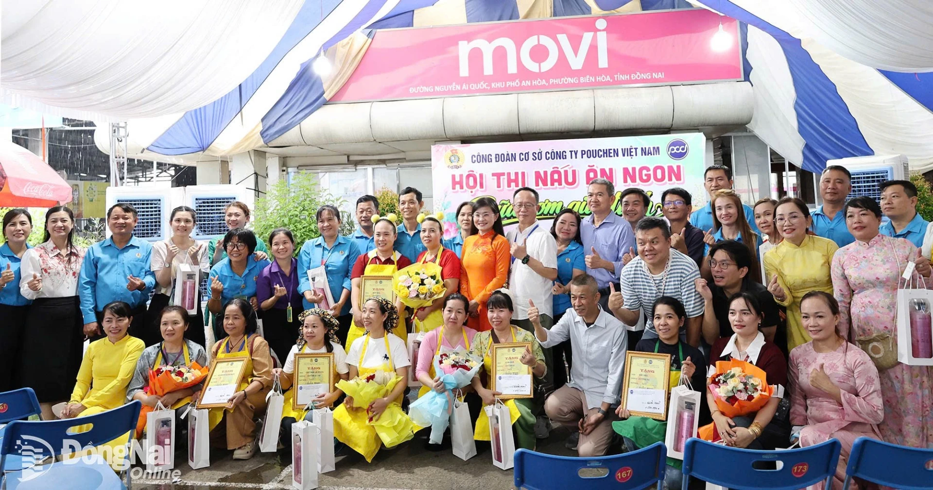 Cán bộ Công đoàn và lãnh đạo Công ty TNHH Pou Chen Việt Nam (phường Biên Hòa) trao giải cho các đội xuất sắc tham dự hội thi nấu ăn. Ảnh: N.Hòa