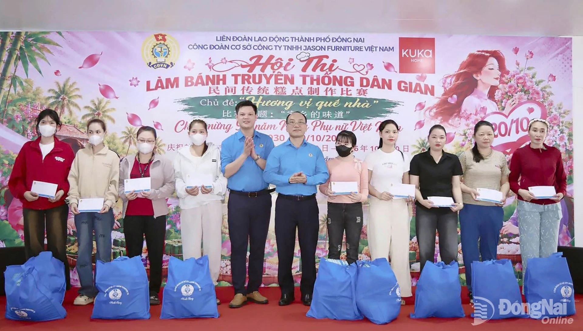 Công đoàn Công ty TNHH Jason Furniture Việt Nam trao quà cho nữ đoàn viên khó khăn. Ảnh: N.Hòa