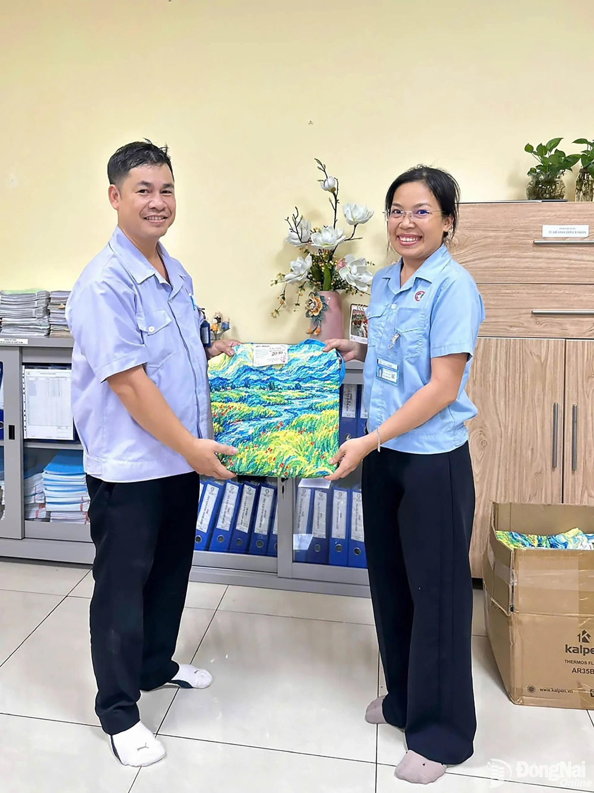 Công đoàn Công ty hữu hạn cơ khí động lực Toàn Cầu (phường Trảng Bom) trao quà cho lao động nữ. Ảnh: CĐCC