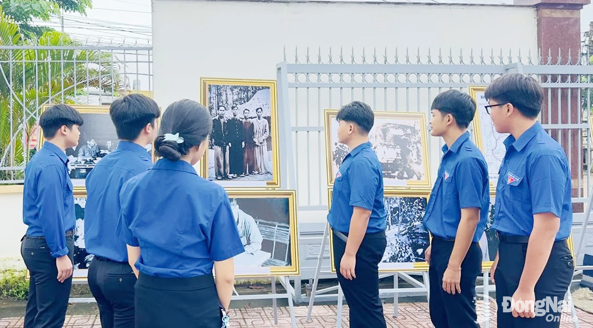 Youth union members and yoyng peoplefrom Hung Thinh Commune visit an exhibition. 