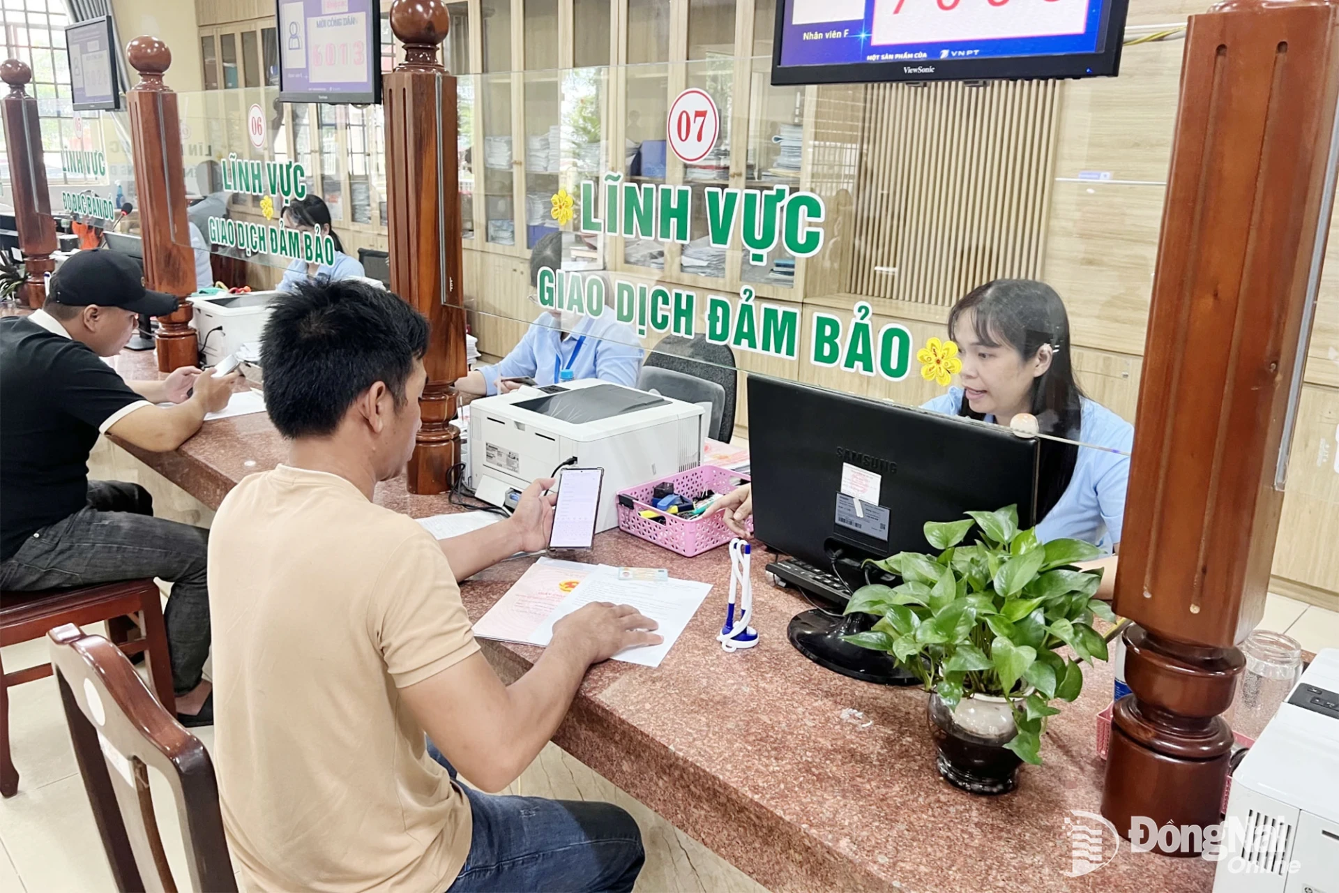Người dân thực hiện thủ tục hành chính tại Trung tâm Phục vụ hành chính công phường Bình Phước. Ảnh: Hà Lê