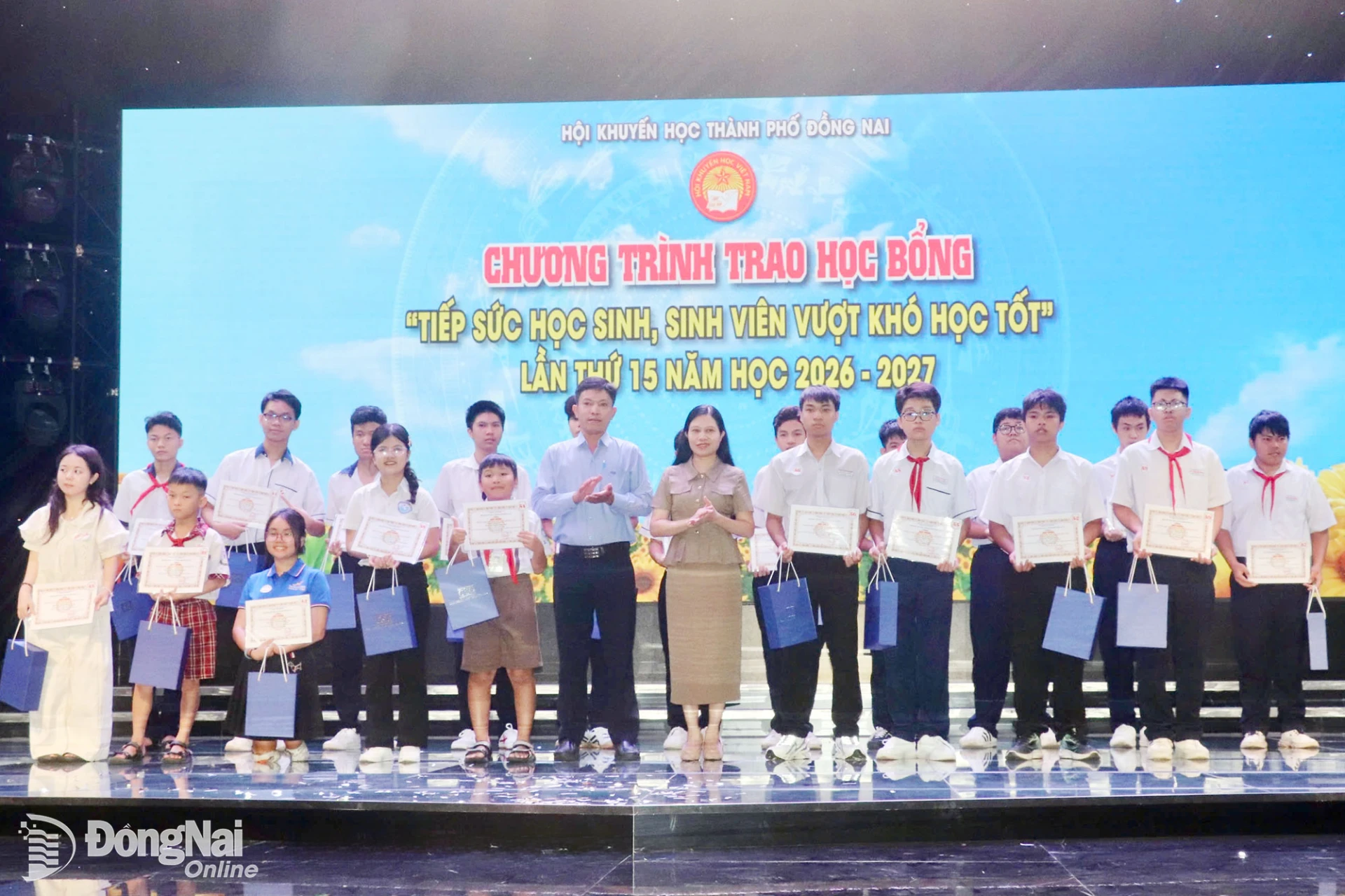 Phó Giám đốc Sở Văn hóa, Thể thao và Du lịch Nguyễn Khắc Vĩnh; Phó Giám đốc Báo và Phát thanh, Truyền hình Đồng Nai Hoàng Thị Bích Phú trao học bổng cho các học sinh, sinh viên.