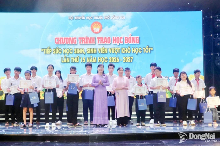 Trao hơn 1,4 tỷ đồng học bổng cho 308 học sinh, sinh viên khuyết tật