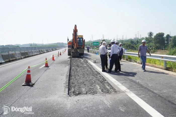Thi công khắc phục vết nứt cục bộ mặt đường cao tốc Biên Hòa - Vũng Tàu