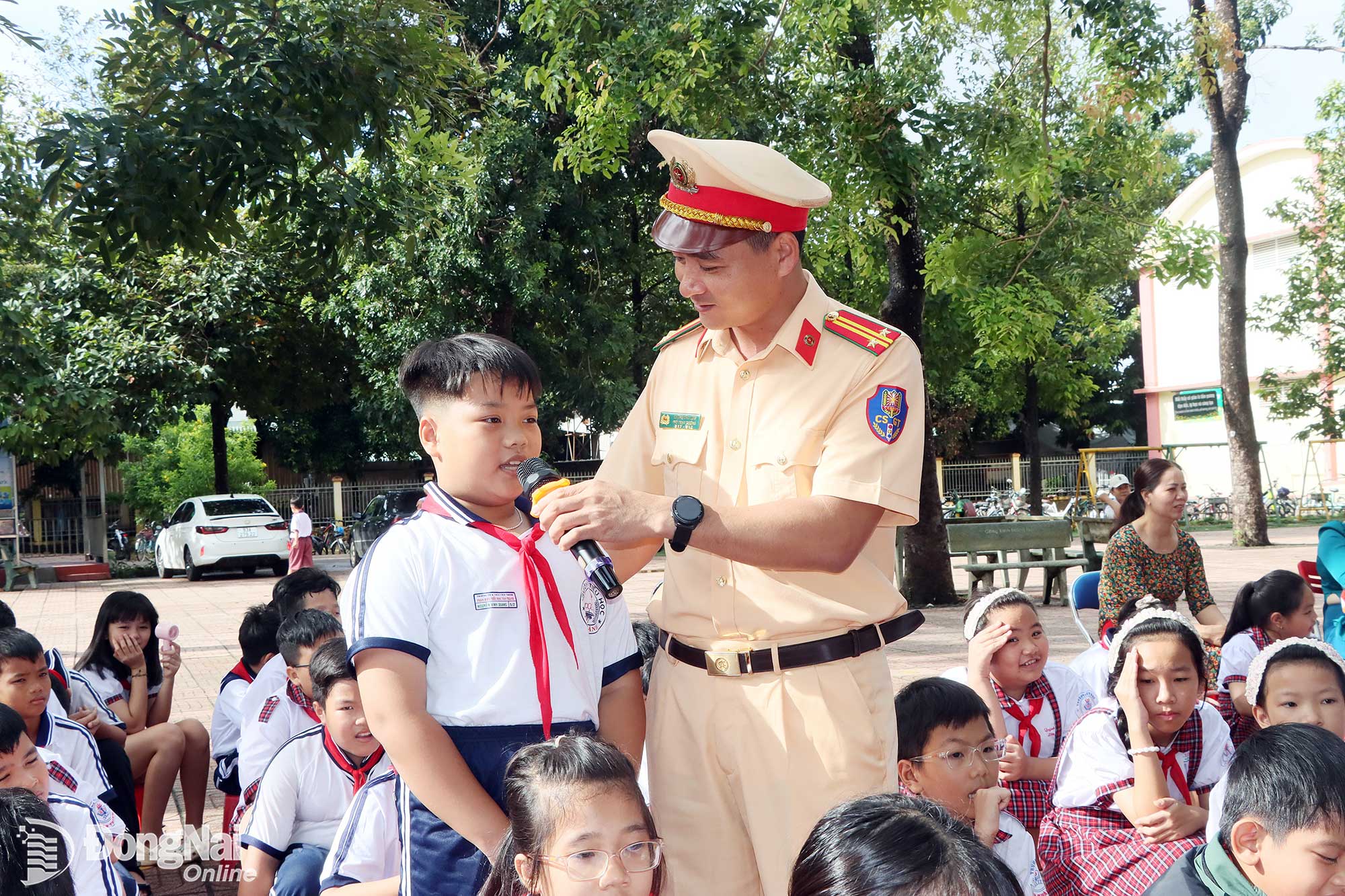 Trung tá Khổng Văn Lĩnh, Phó Trưởng trạm Cảnh sát giao thông Đồng Phú, Phòng Cảnh sát giao thông Công an thành phố tuyên truyền pháp luật về giao thông cho học sinh Trường TH và THCS Tiến Thành (phường Đồng Xoài).

