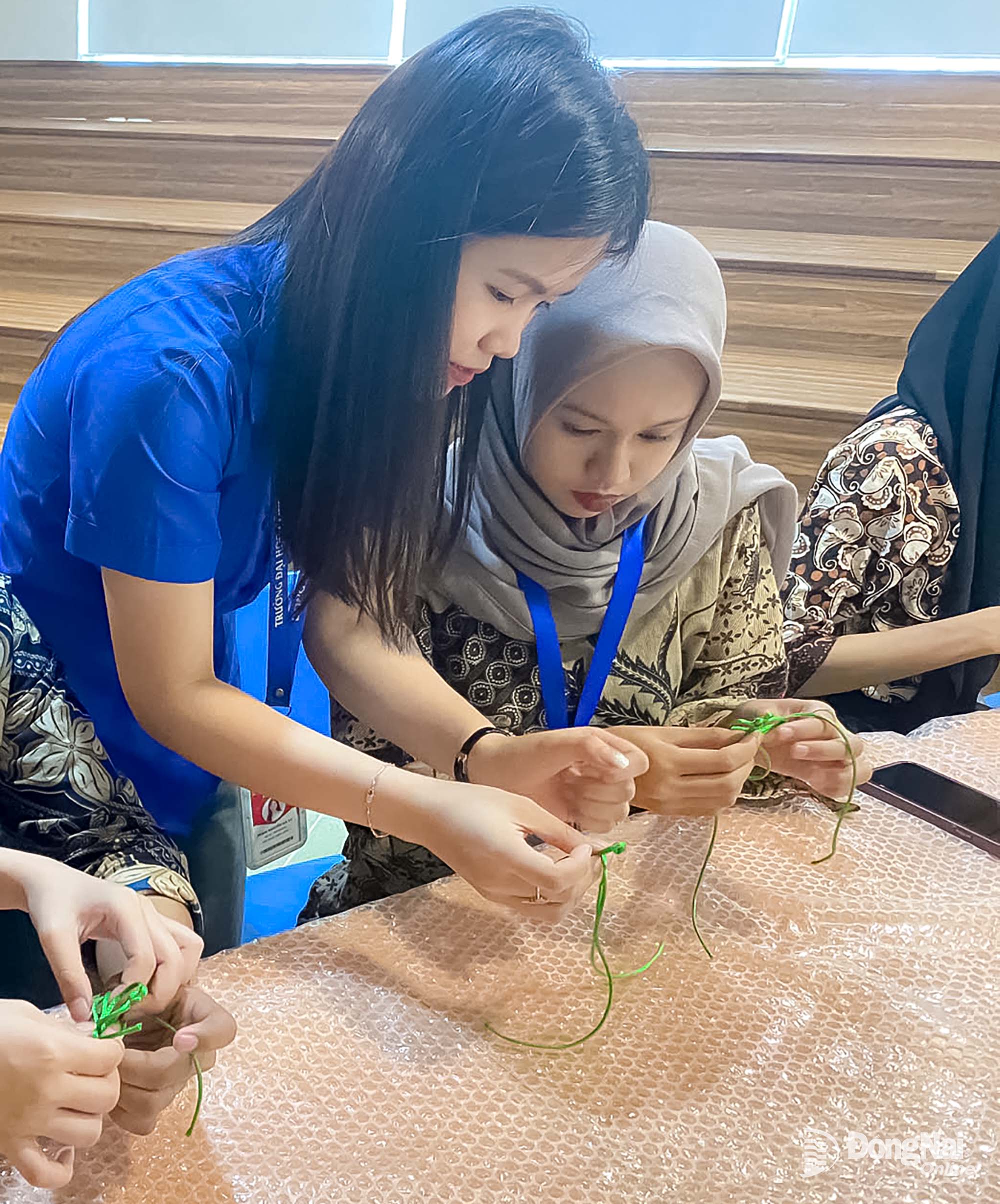 Chị Phạm Nguyễn Hạ Vy giao lưu cùng sinh viên quốc tế đến tham quan Trường đại học Công nghệ Đồng Nai vào tháng 4-2026.