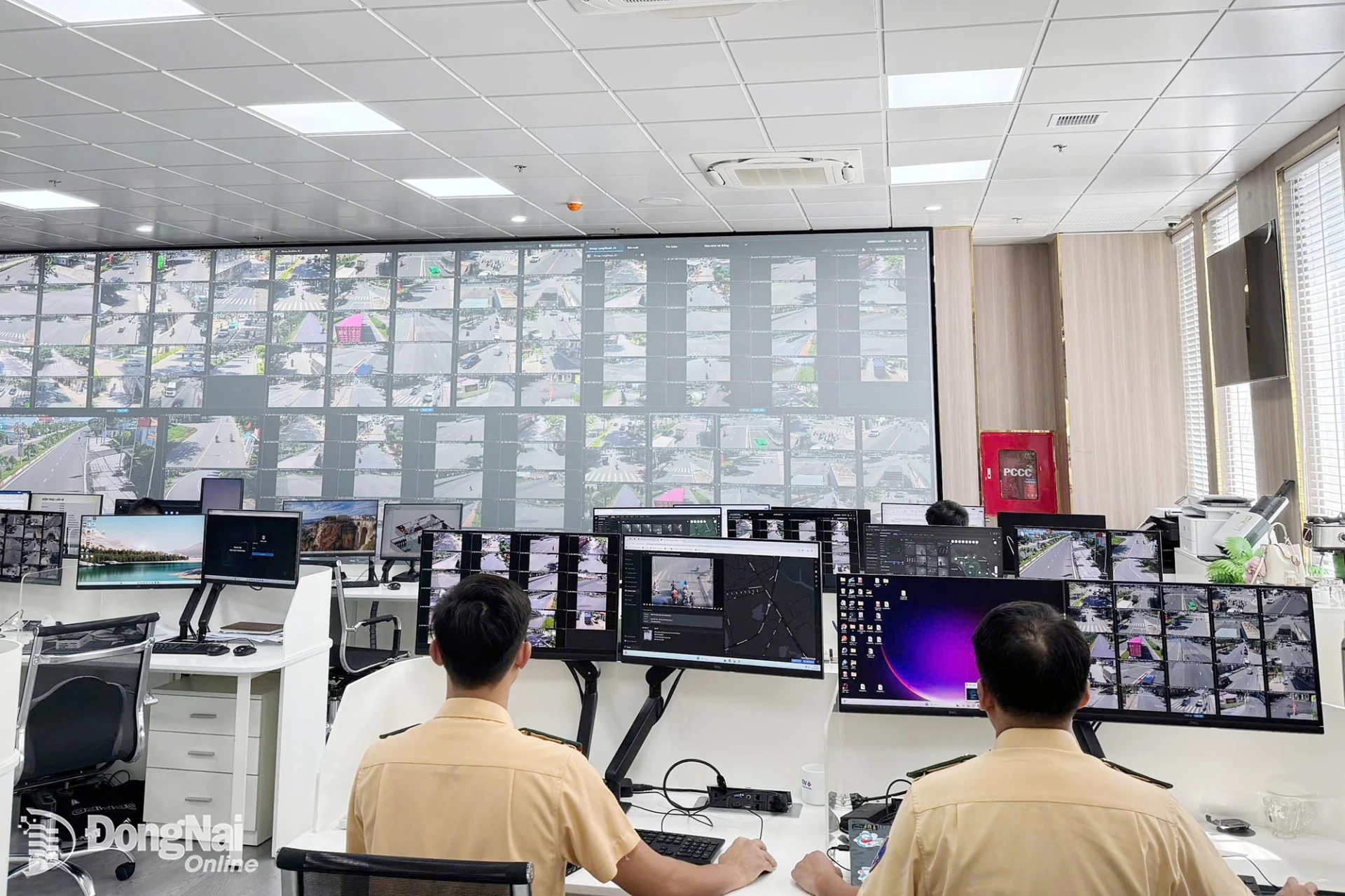 Cán bộ Phòng Cảnh sát giao thông Công an thành phố Đồng Nai xử lý các vi phạm qua mắt thần tại Trung tâm Thông tin chỉ huy. Ảnh: Mộc Miên

