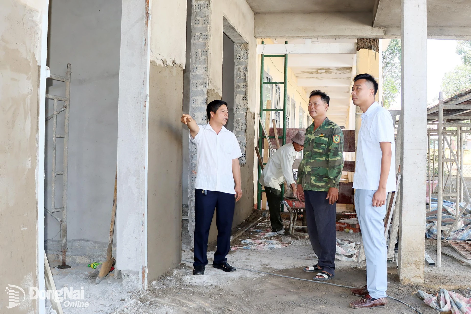 Cán bộ xã Long Hà kiểm tra tiến độ Dự án Xây dựng mới 6 phòng học lầu và công trình phụ Trường THCS Long Tân.