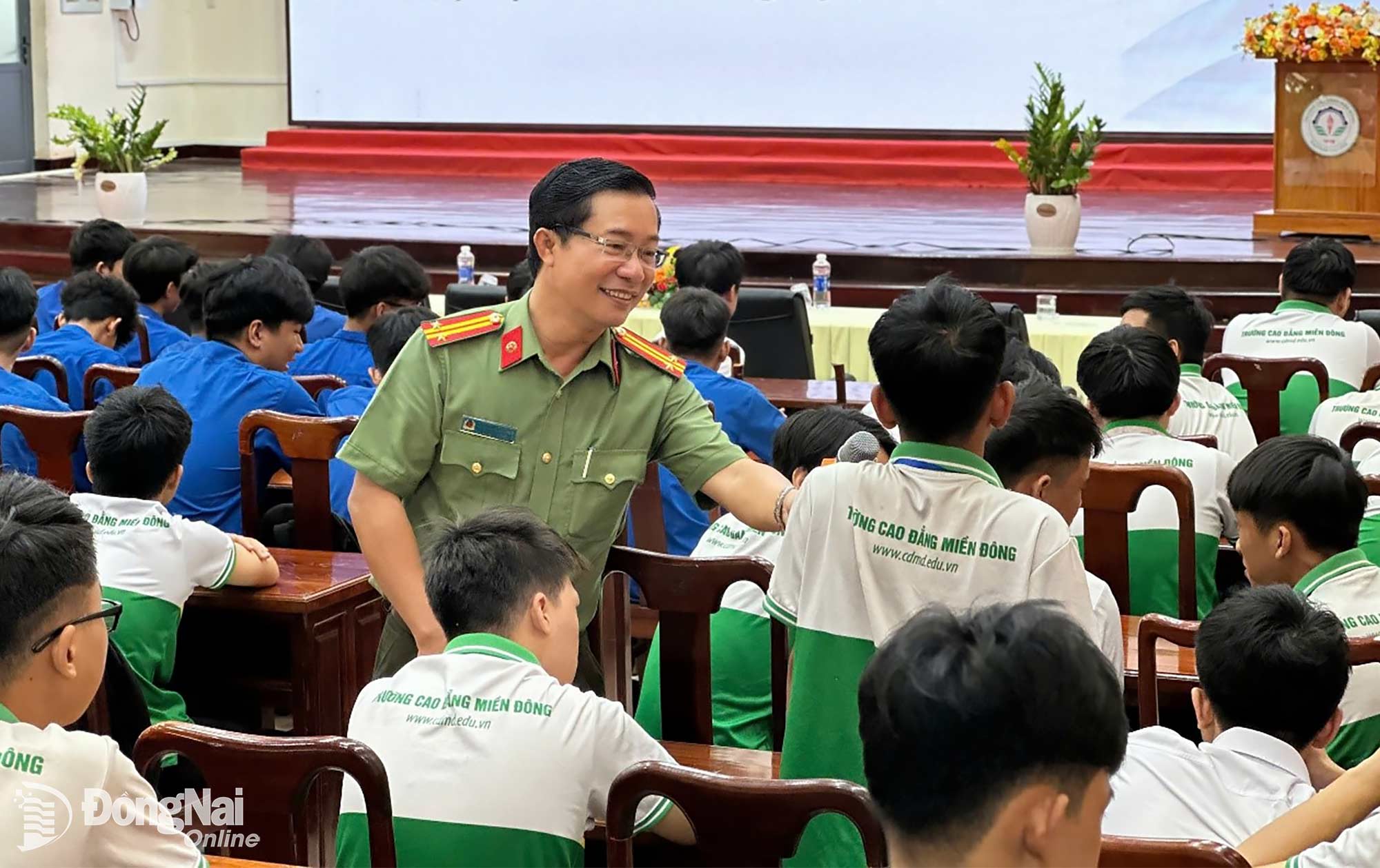 Tác giả đang tương tác với sinh viên Trường cao đẳng Miền Đông (phường Bình Phước) trong buổi tuyên truyền về an ninh mạng và kỹ năng sử dụng mạng xã hội an toàn.