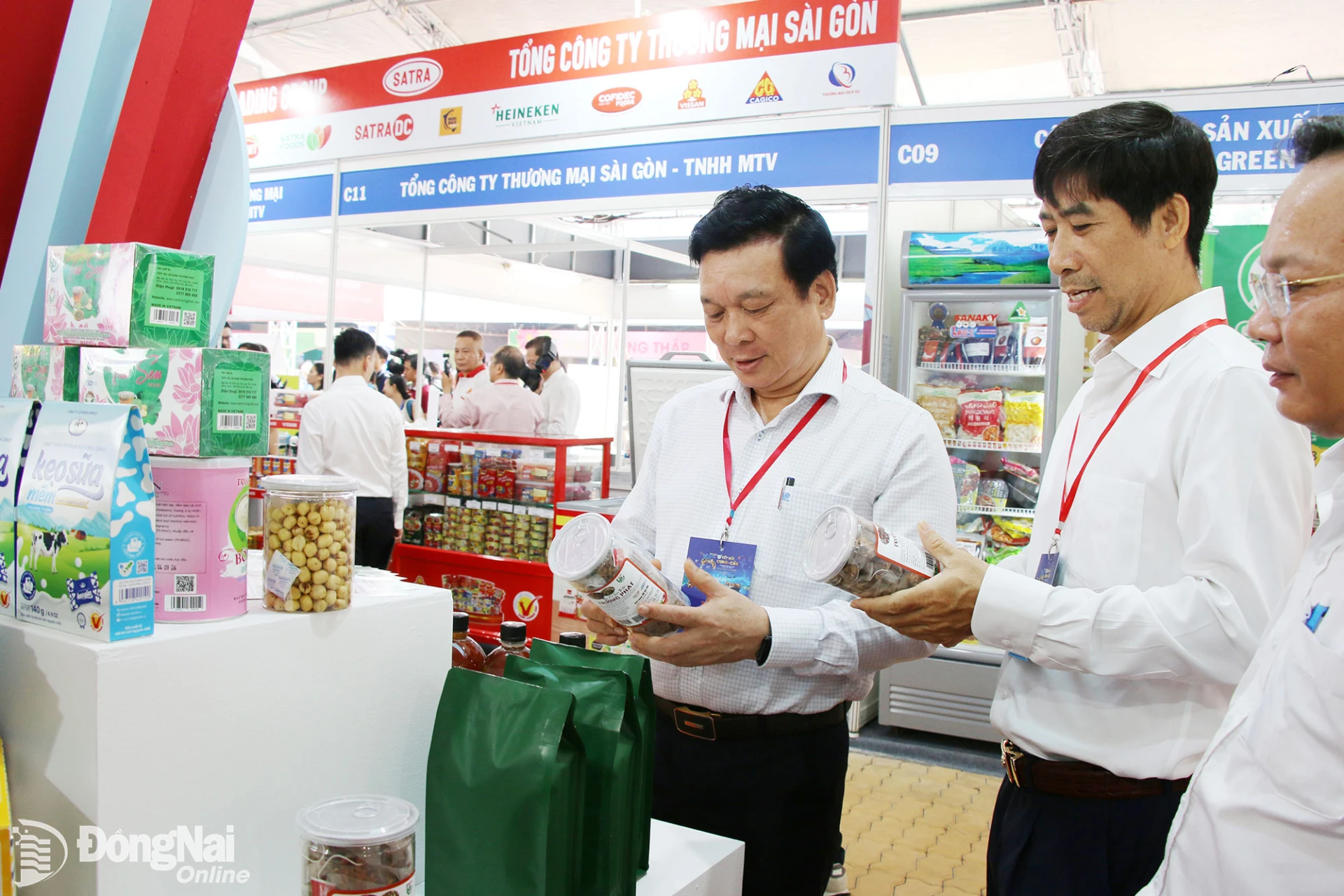 Thành ủy viên, Giám đốc Sở Công thương Đồng Nai Vũ Ngọc Long tham quan gian hàng trưng bày các sản phẩm thế mạnh, sản phẩm OCOP của Đồng Nai tại chương trình. Ảnh: Hải Quân