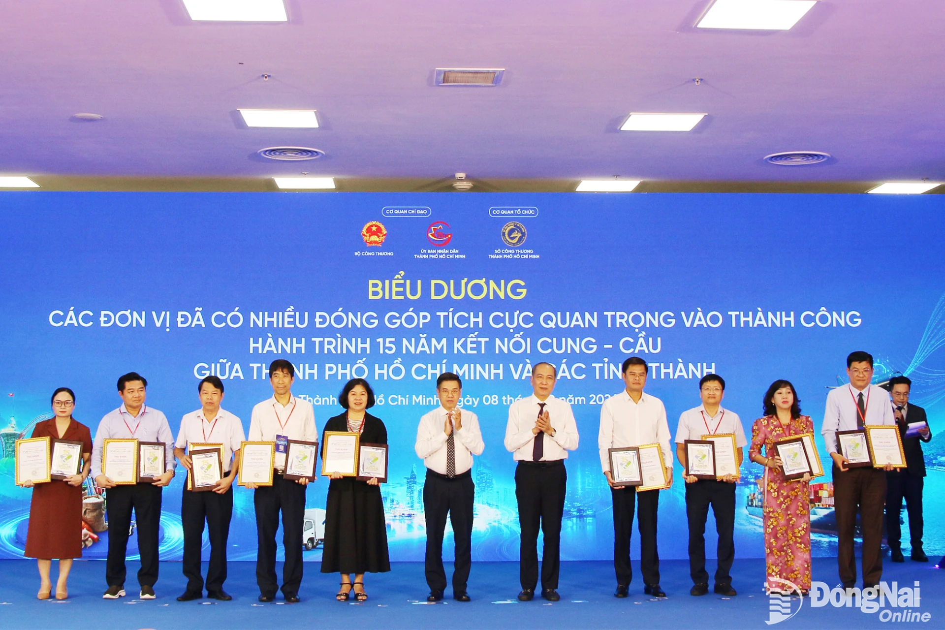 Đại diện Trung tâm Xúc tiến Đầu tư, thương mại và du lịch thành phố Đồng Nai (thứ 4 từ trái qua) nhận biểu dương đơn vị có nhiều đóng góp quan trọng vào thành công của Hành trình 15 năm Kết nối cung - cầu giữa Thành phố Hồ Chí Minh và các tỉnh thành. Ảnh: Hải Quân