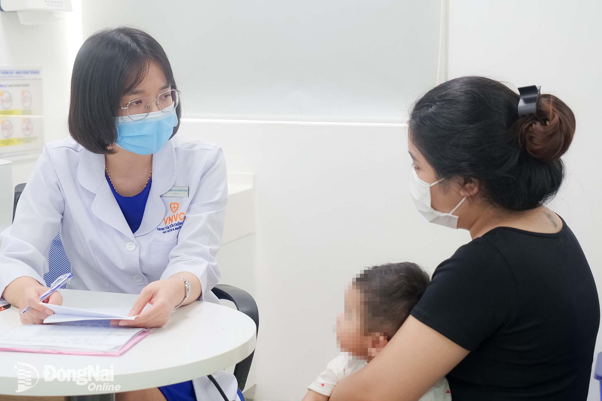 Bác sĩ khám, tư vấn trước tiêm vaccine phòng bệnh do não mô cầu cho trẻ nhỏ tại Trung tâm VNVC Đồng Nai.
