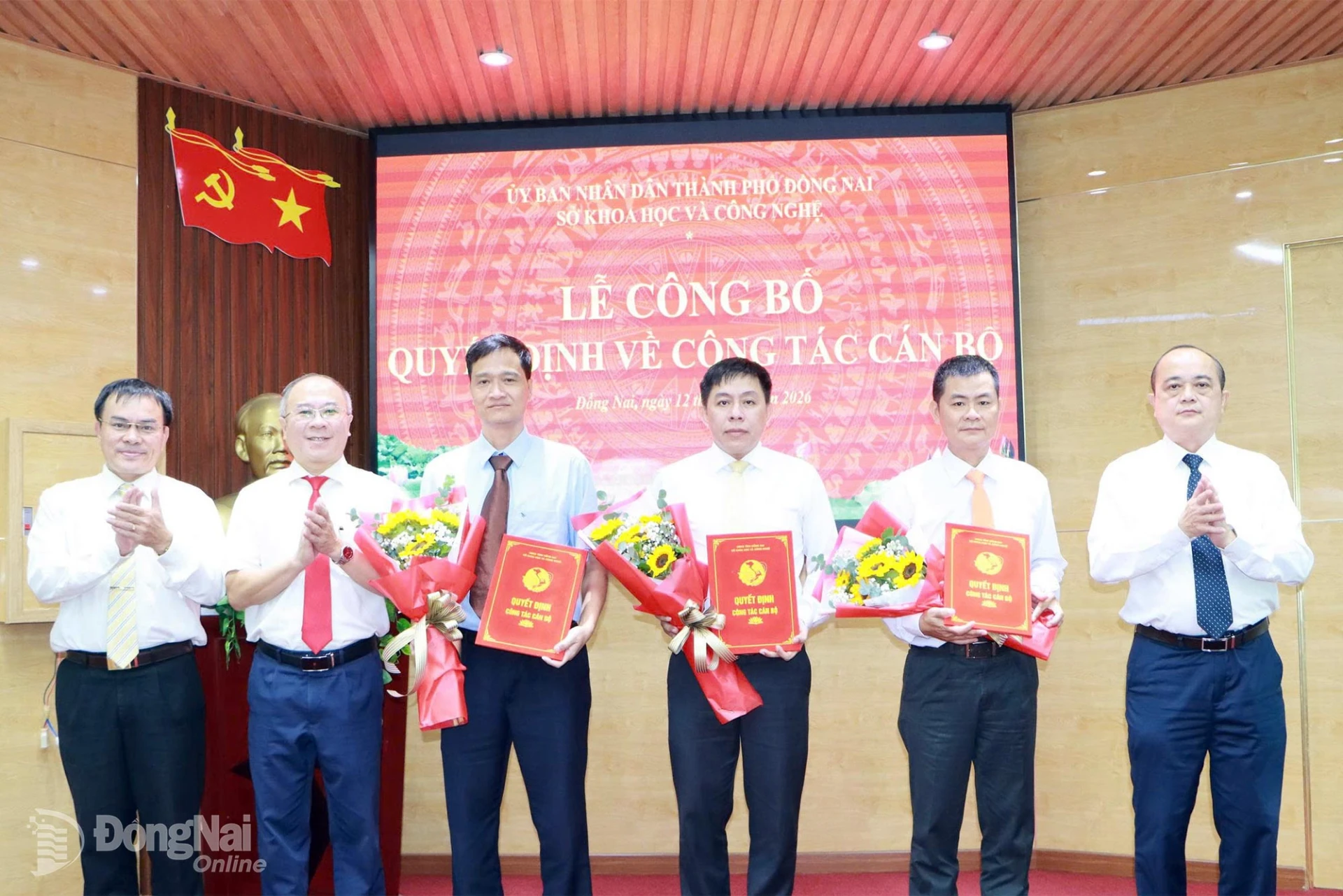 Lãnh đạo Sở Khoa học và Công nghệ trao quyết định, tặng hoa chúc mừng các lãnh đạo trung tâm, phòng chuyên môn mới được điều động, bổ nhiệm. Ảnh: Thảo Quế
