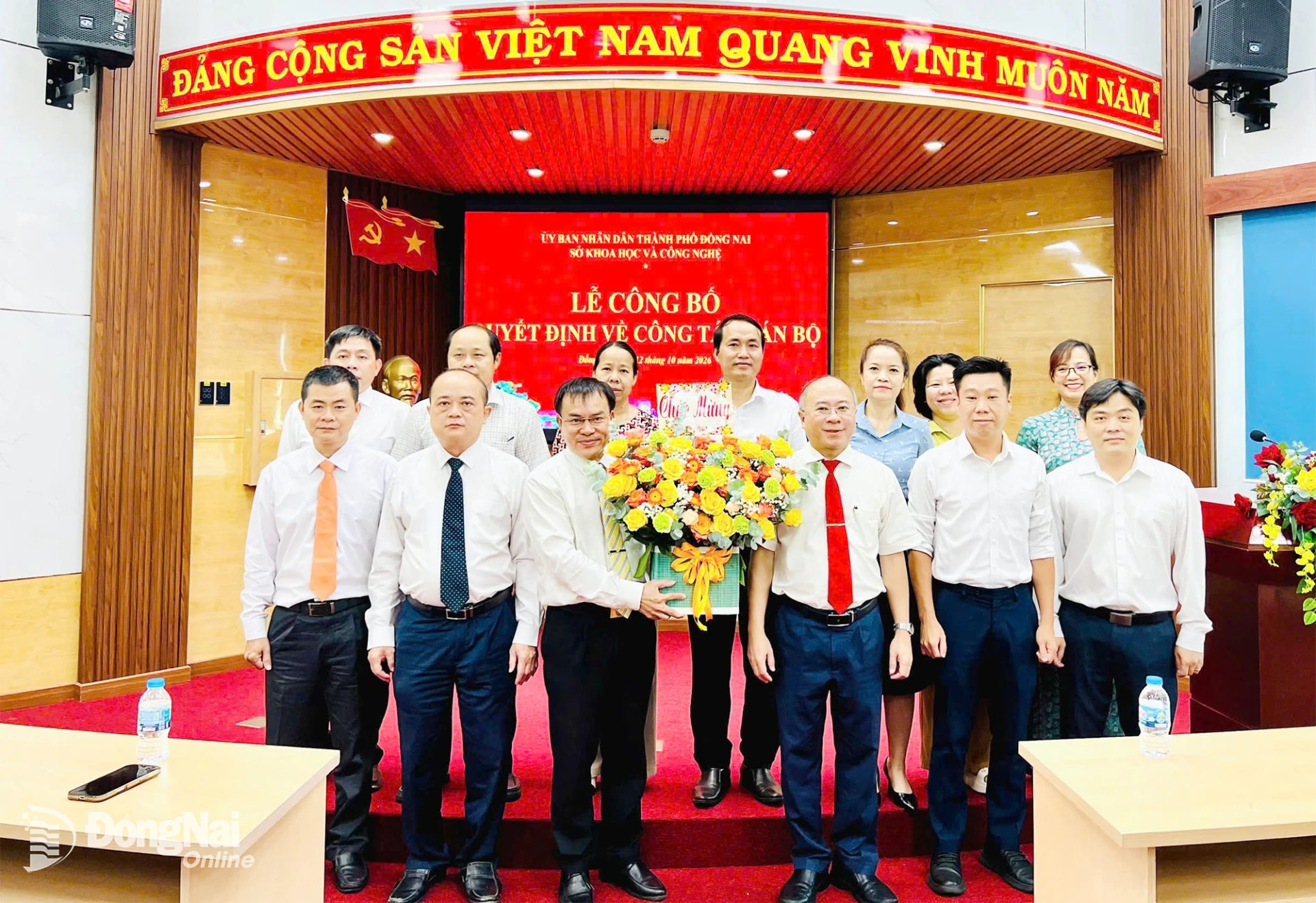 Phó Giám đốc phụ trách Sở Khoa học và Công nghệ Nguyễn Minh Quang tặng hoa chúc mừng tân Phó Giám đốc Sở Khoa học và Công nghệ Đồng Nai Nguyễn Văn Viện. Ảnh: Thảo Quế