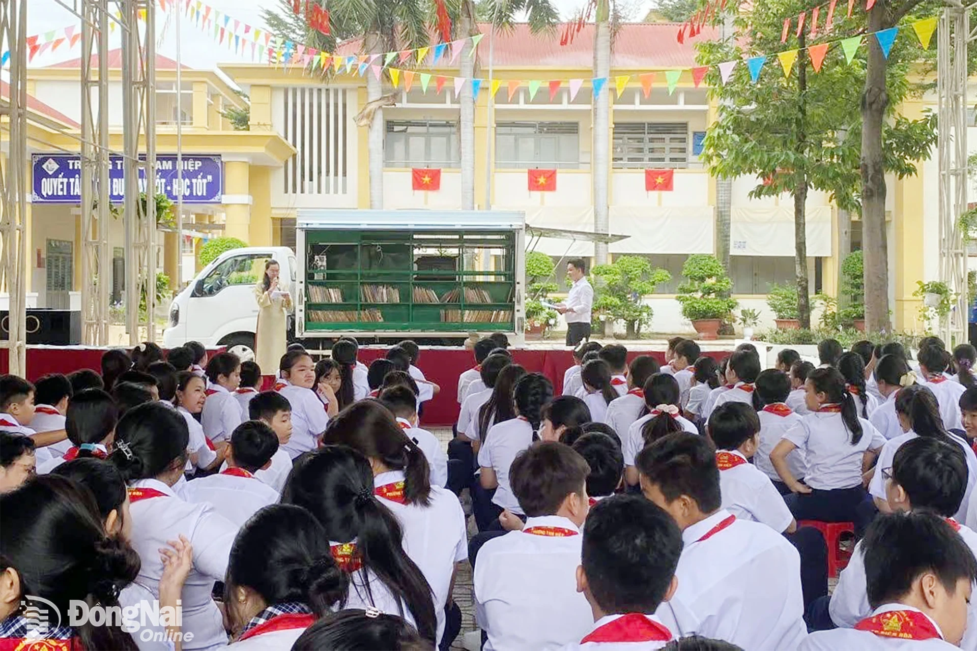 Dong Nai Library’s mobile library visits schools across the city during Lifelong Learning Week 2026.

