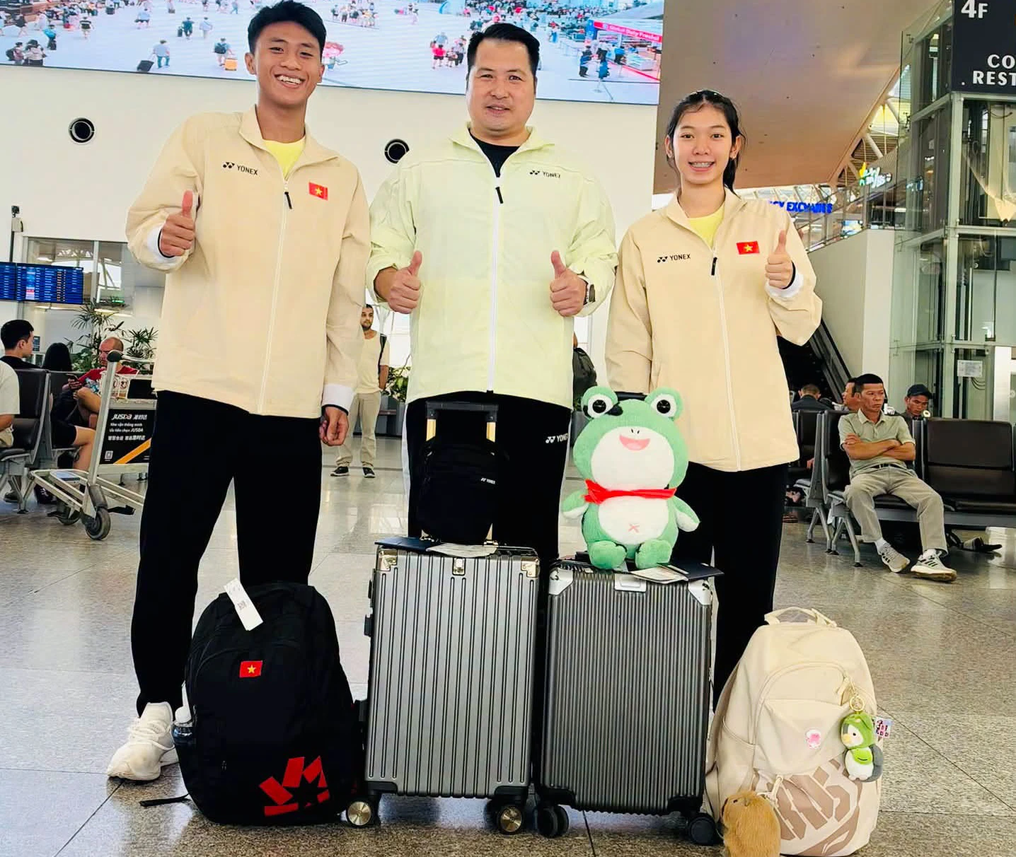 Tay vợt trẻ Đồng Nai Nguyễn Thị Thu Huyền (phải) cùng Nguyễn Tất Duy Lợi và huấn luyện viên trưởng Đội tuyển cầu lông Việt Nam Ngô Trung Dũng dự Giải vô địch cầu lông trẻ thế giới. Nguồn: Facebook