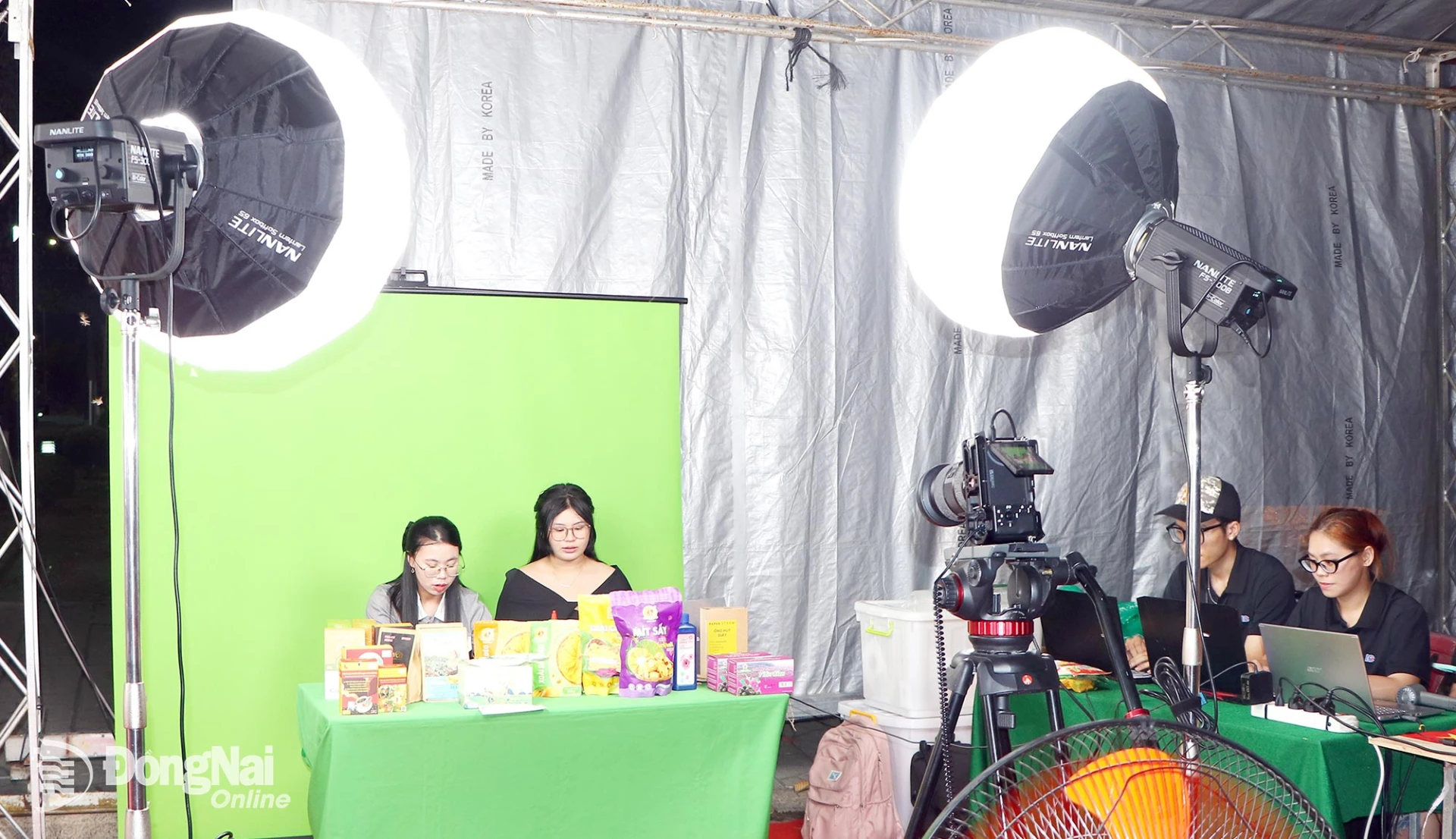 Livestream bán hàng tại festival gốm năm 2025.

