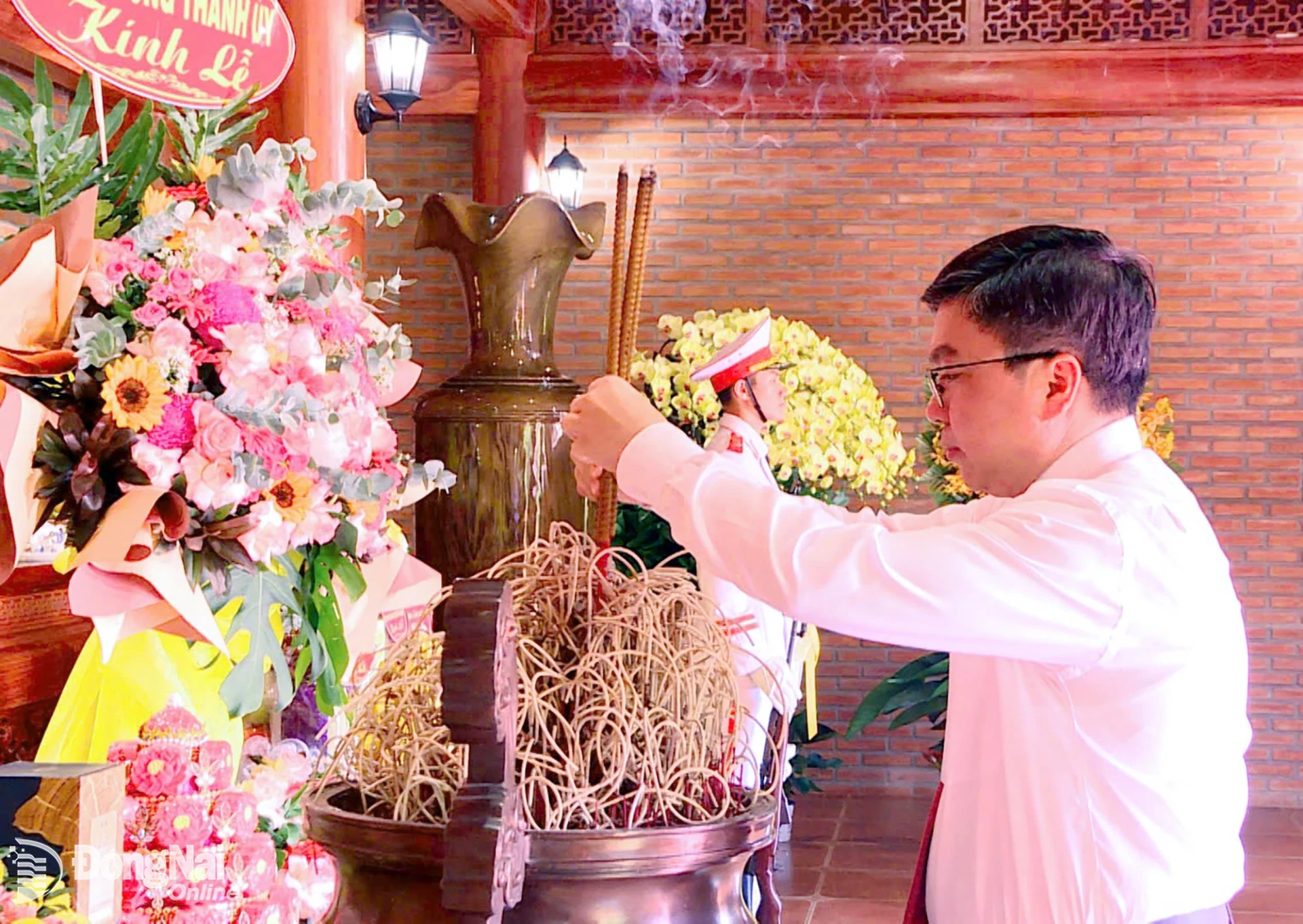 Các đại biểu dâng hương Đại tướng Võ Nguyên Giáp. Ảnh: Lê Kiệt