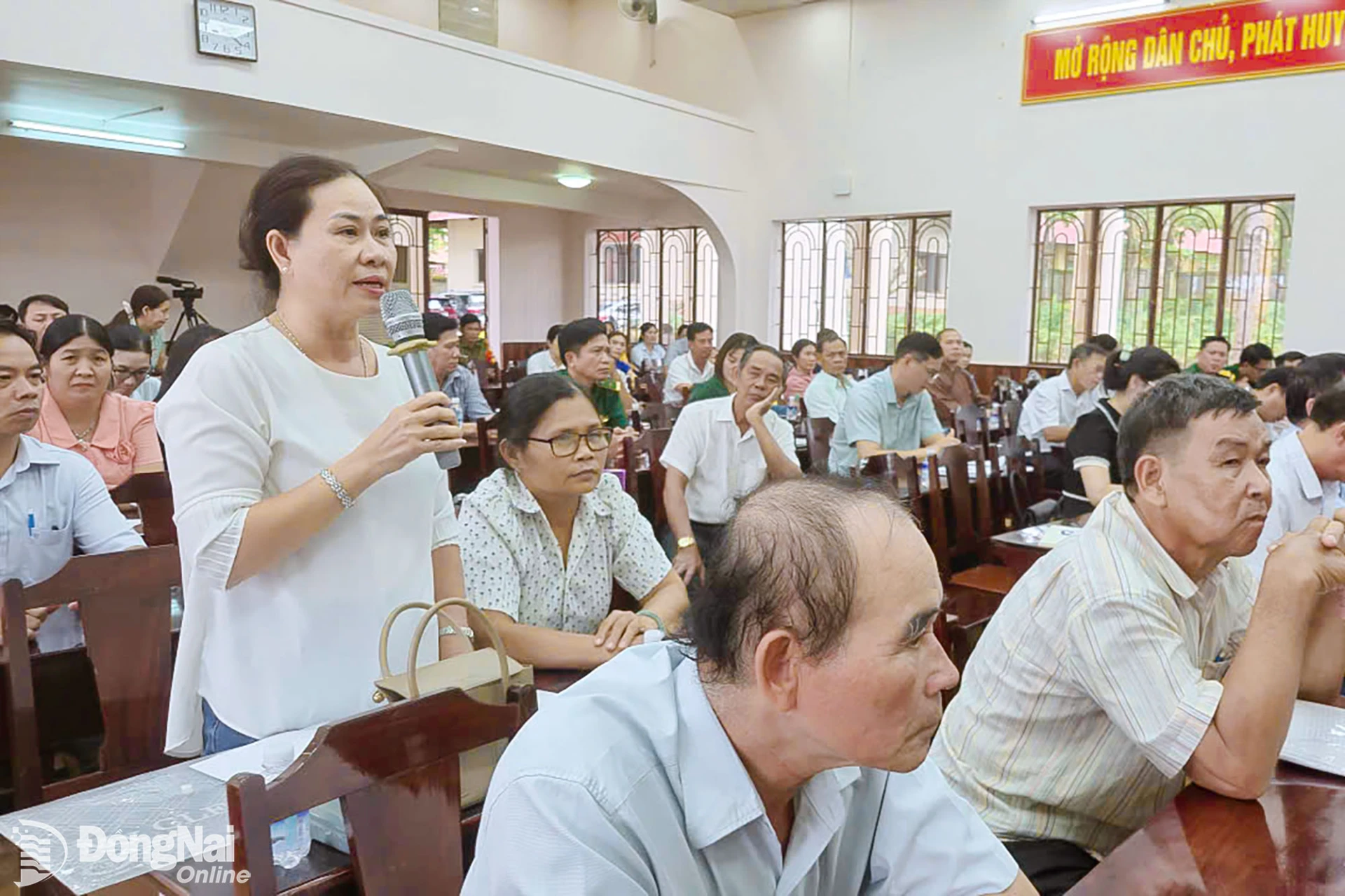 Cử tri phường Lộc Ninh kiến nghị các vấn đề quan tâm với đại biểu Quốc hội. Ảnh: Nguyễn Tấn