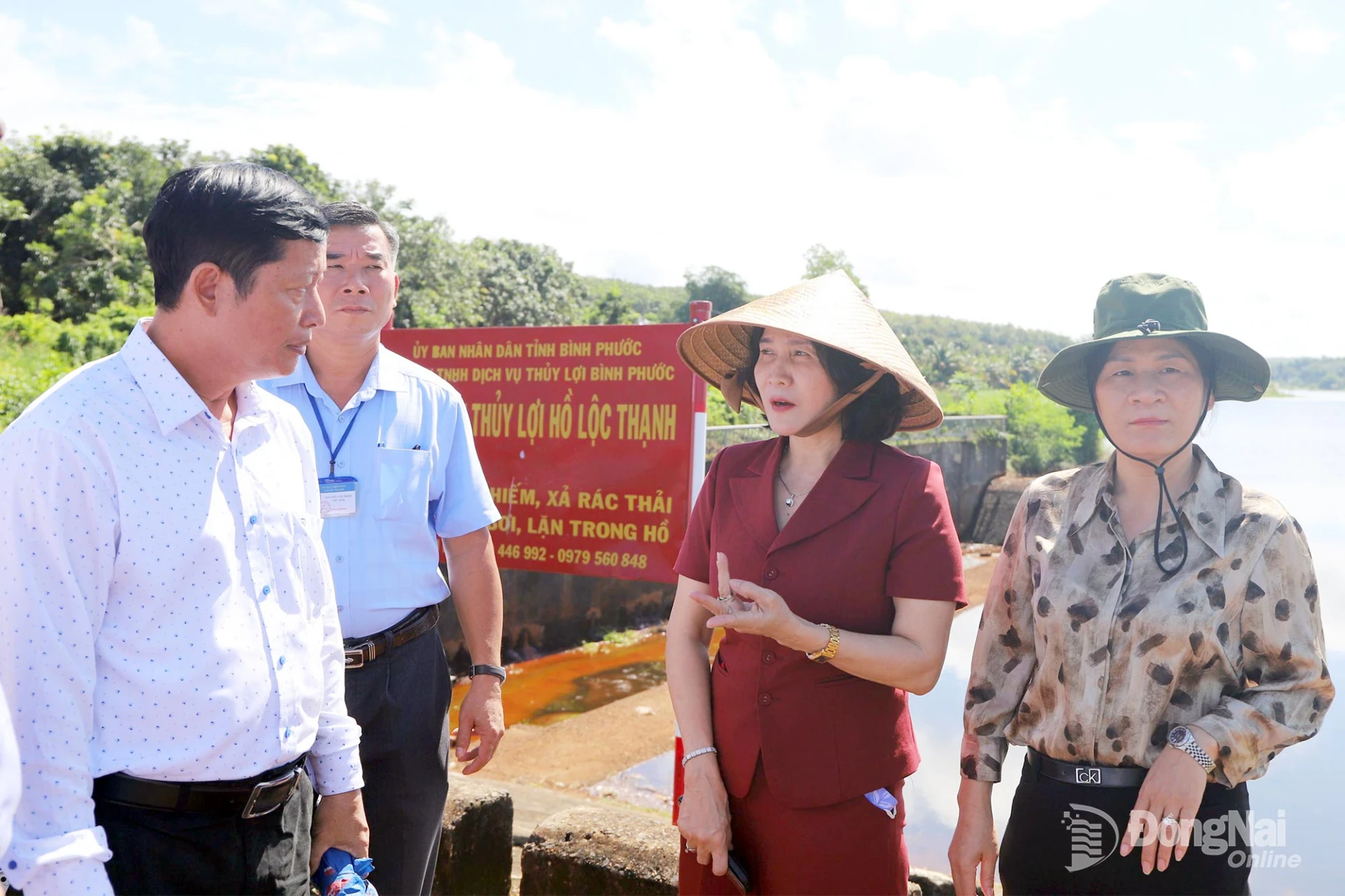 Thành ủy viên, Phó Chủ tịch UBND thành phố Nguyễn Thị Cát Tiên (thứ 2 từ phải qua) khảo sát dự án thủy lợi và cấp nước sinh hoạt tại xã Lộc Thạnh.