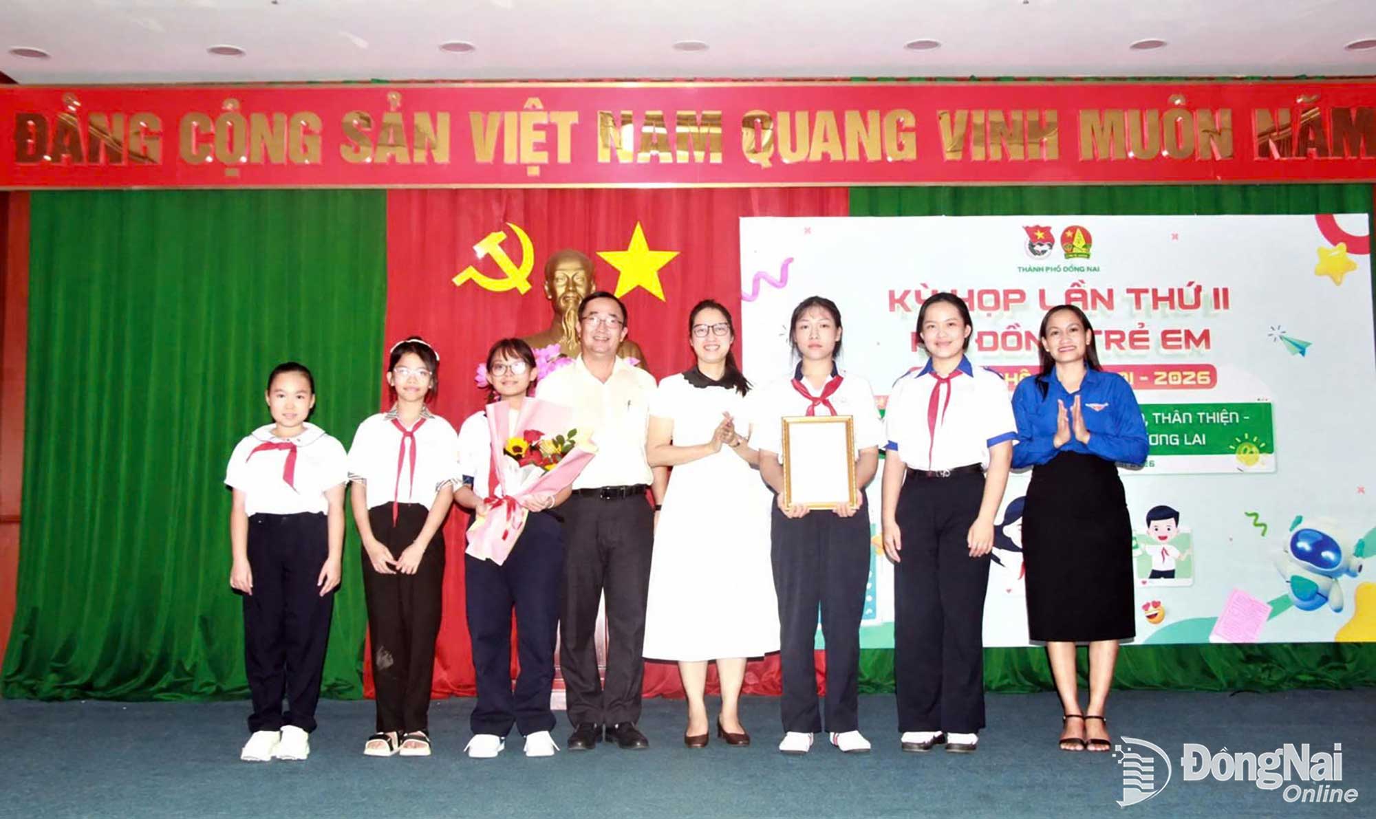 Đại diện Ban Tham vấn Hội đồng Trẻ em thành phố trao quyết định kiện toàn Hội đồng Trẻ em thành phố. Ảnh: Nga Sơn