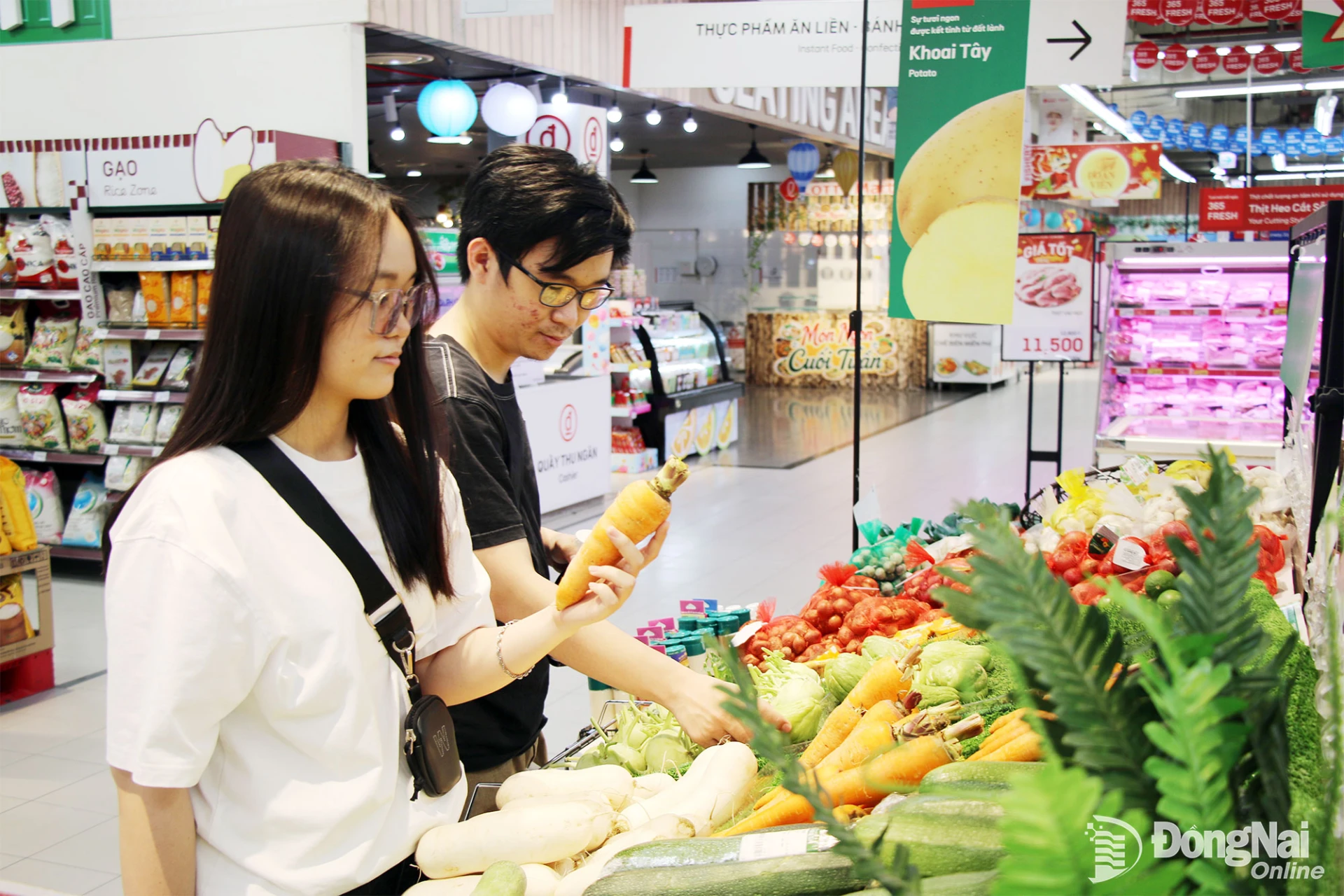 Người tiêu dùng chọn mua các loại nông sản tại Lotte Mart Đồng Nai (phường Long Bìnhi).