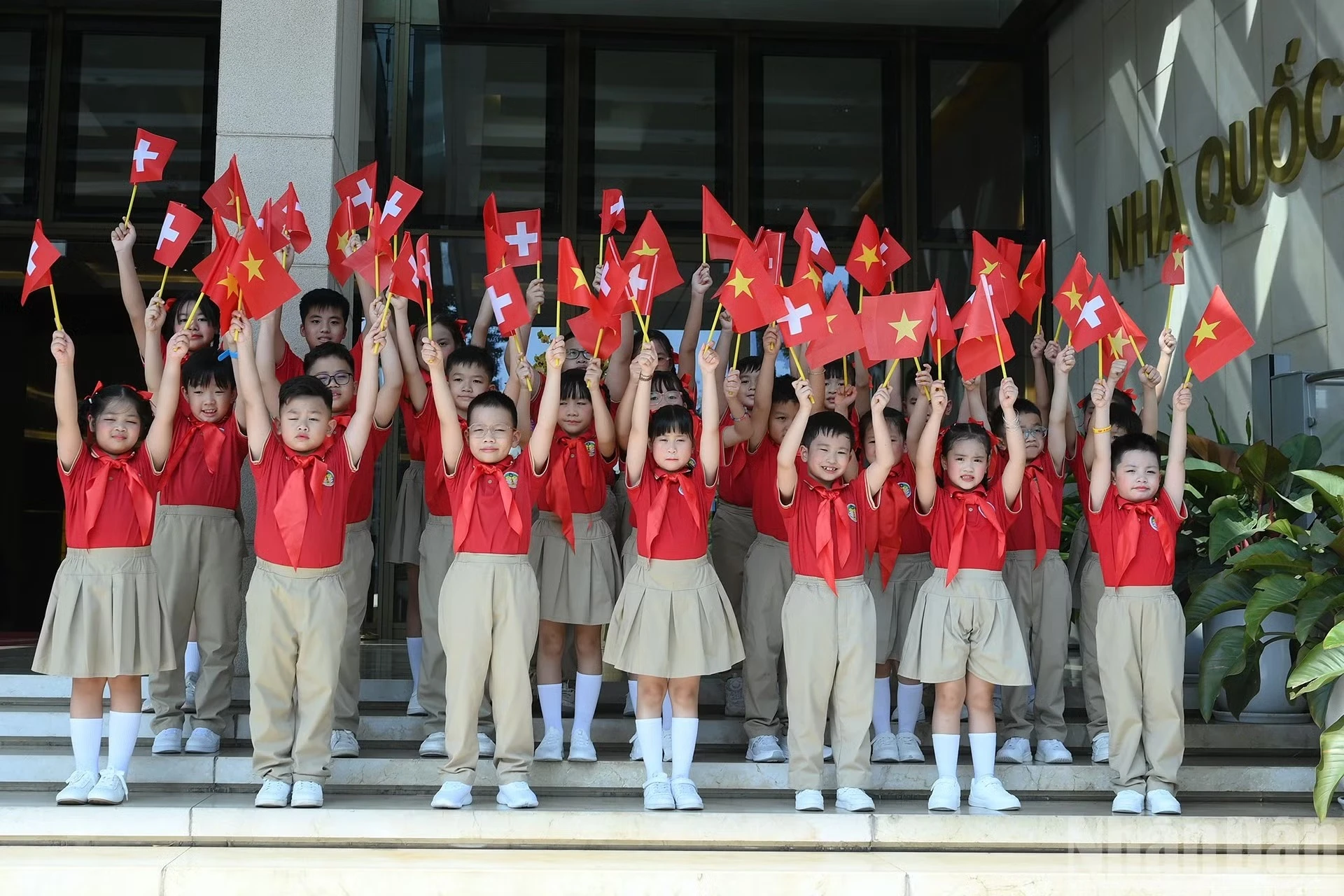 Các cháu thiếu nhi Thủ đô Hà Nội chào mừng Tổng thống Liên bang Thụy Sĩ Guy Parmelin và Phu nhân Caroline Parmelin thăm chính thức Việt Nam.
