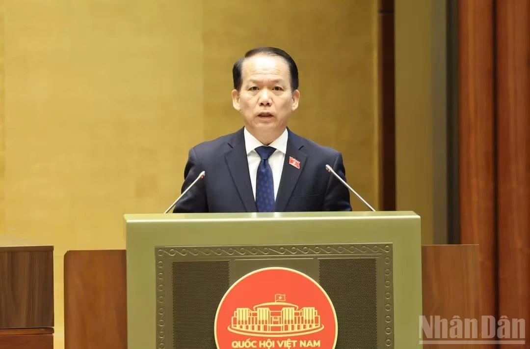 Bộ trưởng Tư pháp Hoàng Thanh Tùng trình bày tờ trình dự án Luật Đấu giá tài sản (sửa đổi). (Ảnh: DUY LINH)