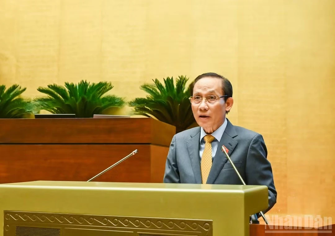 Bộ trưởng Ngoại giao Lê Hoài Trung, thừa ủy quyền của Thủ tướng Chính phủ trình bày Tờ trình về dự án Luật Thỏa thuận quốc tế (sửa đổi).